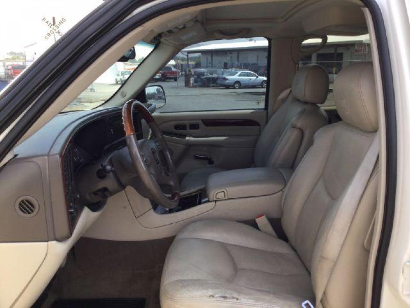 2006 White Diamond /Pewter Leather Interior Cadillac Escalade ESV (3GYFK66N46G) with an 6.0L V8 OHV 16V engine, 4-Speed Automatic transmission, located at 1801 Main Street, Lewiston, 83501, (208) 743-9371, 46.417065, -117.004799 - Photo#3