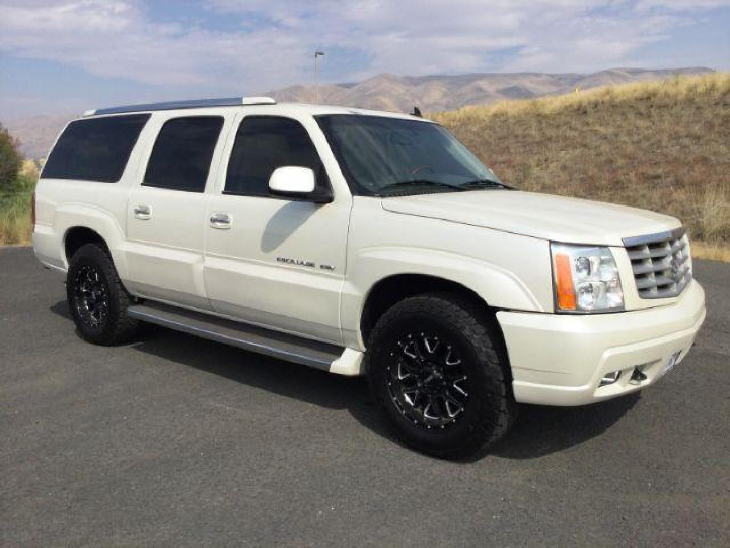 2006 White Diamond /Pewter Leather Interior Cadillac Escalade ESV (3GYFK66N46G) with an 6.0L V8 OHV 16V engine, 4-Speed Automatic transmission, located at 1801 Main Street, Lewiston, 83501, (208) 743-9371, 46.417065, -117.004799 - Photo#6