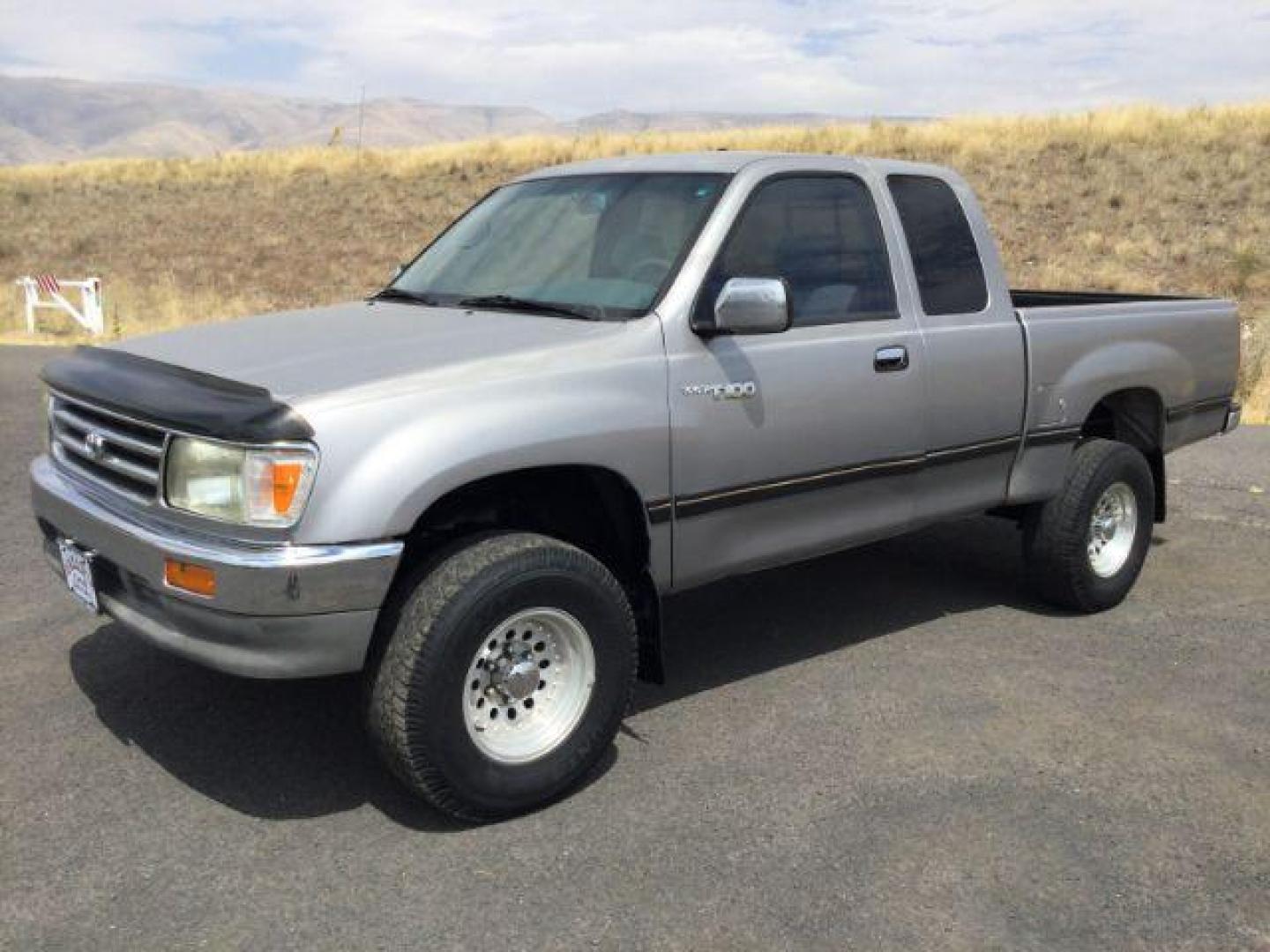 1997 SILVER /Gray Cloth Toyota T100 DX Xtracab 4WD (JT4UN22D5V0) with an 3.4L V6 DOHC 24V engine, 4-Speed Automatic transmission, located at 1801 Main Street, Lewiston, 83501, (208) 743-9371, 46.417065, -117.004799 - Photo#0