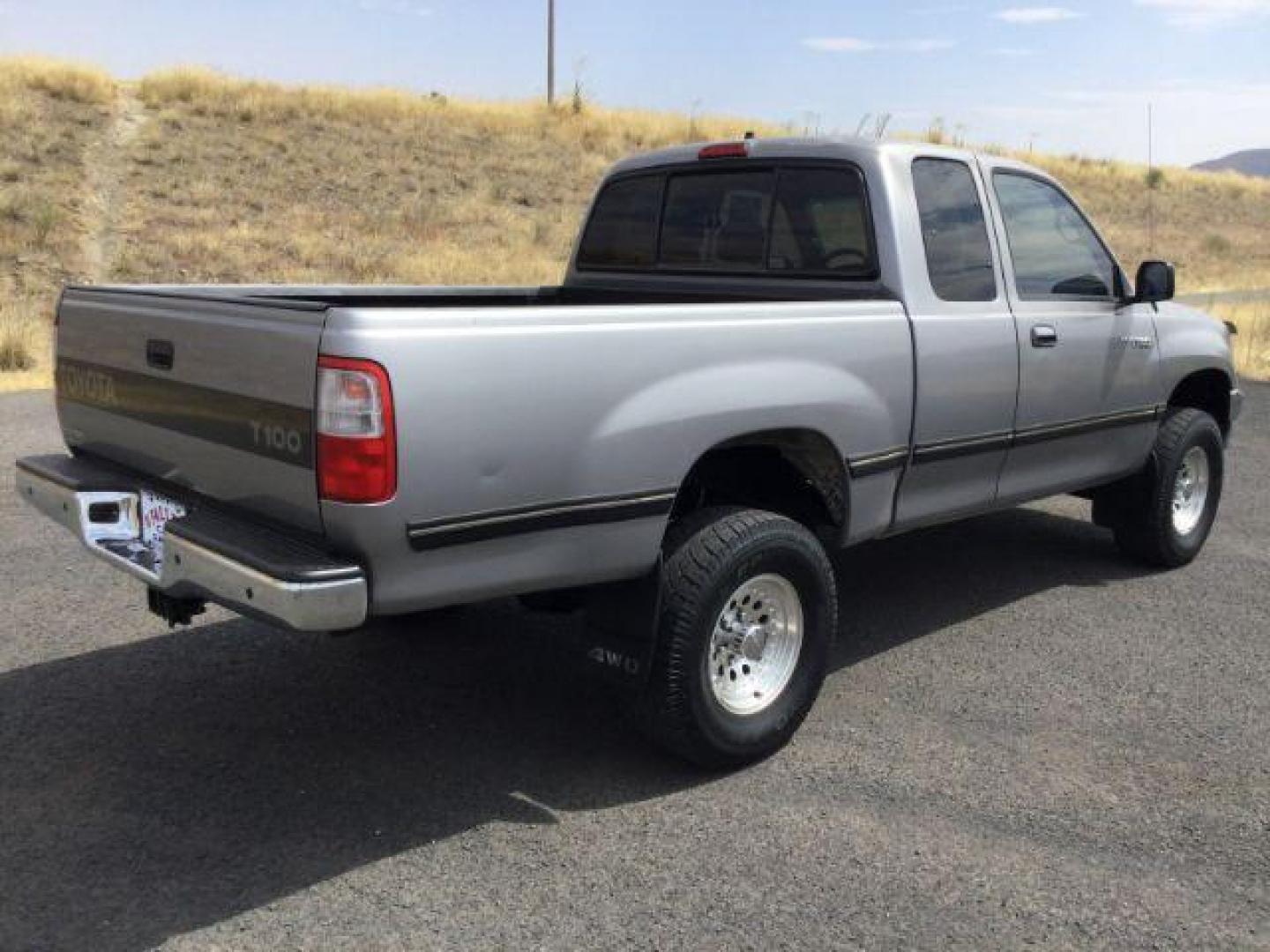 1997 SILVER /Gray Cloth Toyota T100 DX Xtracab 4WD (JT4UN22D5V0) with an 3.4L V6 DOHC 24V engine, 4-Speed Automatic transmission, located at 1801 Main Street, Lewiston, 83501, (208) 743-9371, 46.417065, -117.004799 - Photo#9