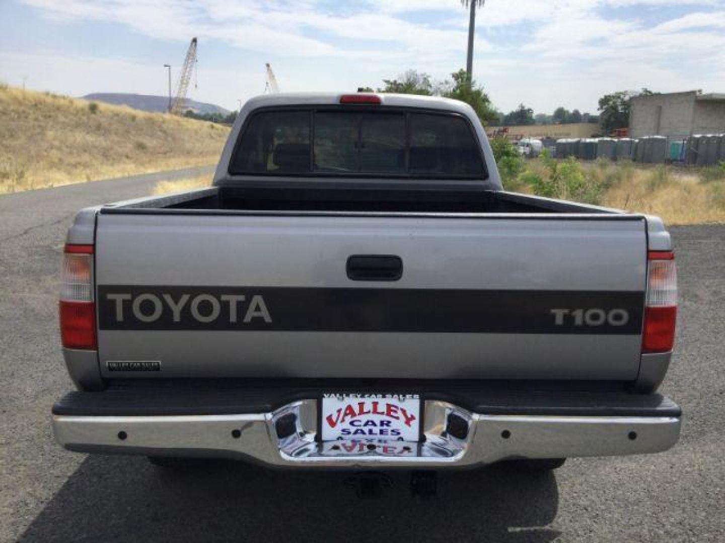 1997 SILVER /Gray Cloth Toyota T100 DX Xtracab 4WD (JT4UN22D5V0) with an 3.4L V6 DOHC 24V engine, 4-Speed Automatic transmission, located at 1801 Main Street, Lewiston, 83501, (208) 743-9371, 46.417065, -117.004799 - Photo#10