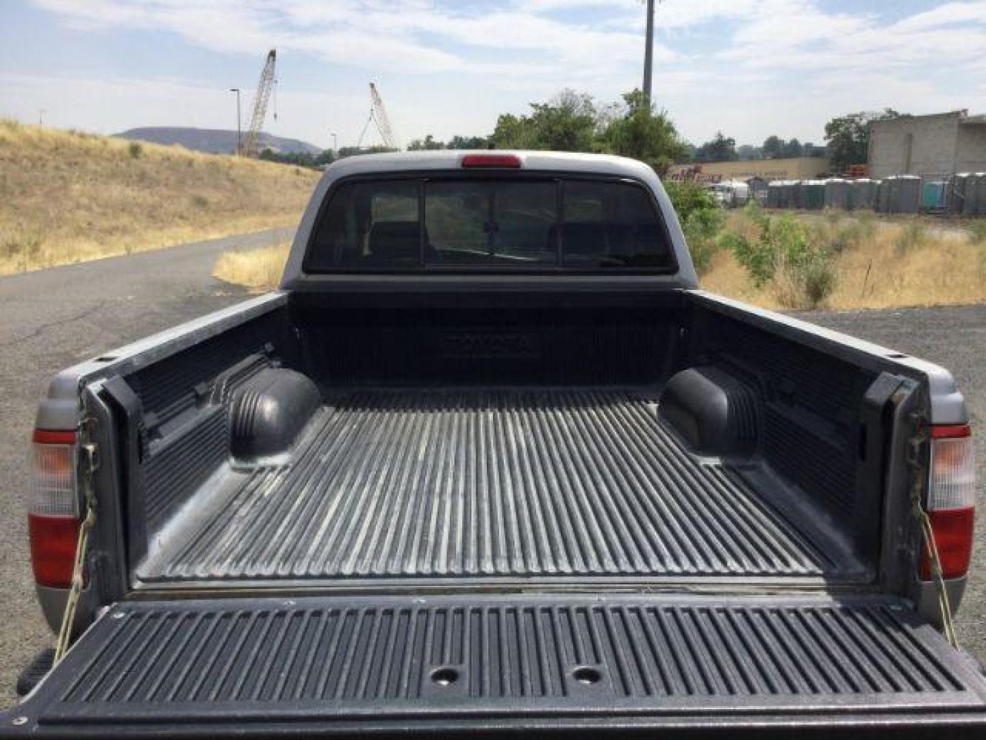 1997 SILVER /Gray Cloth Toyota T100 DX Xtracab 4WD (JT4UN22D5V0) with an 3.4L V6 DOHC 24V engine, 4-Speed Automatic transmission, located at 1801 Main Street, Lewiston, 83501, (208) 743-9371, 46.417065, -117.004799 - Photo#11