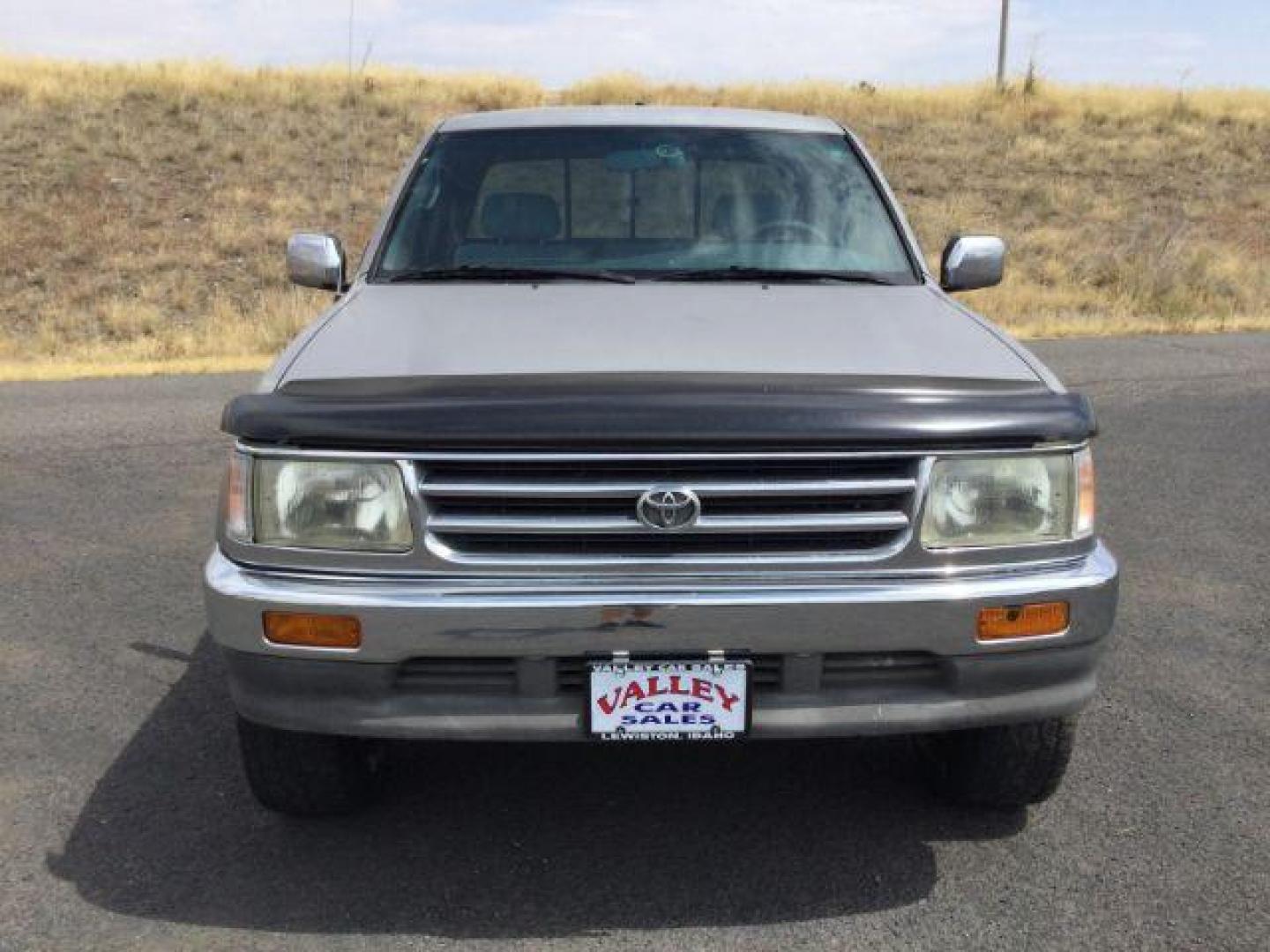 1997 SILVER /Gray Cloth Toyota T100 DX Xtracab 4WD (JT4UN22D5V0) with an 3.4L V6 DOHC 24V engine, 4-Speed Automatic transmission, located at 1801 Main Street, Lewiston, 83501, (208) 743-9371, 46.417065, -117.004799 - Photo#14