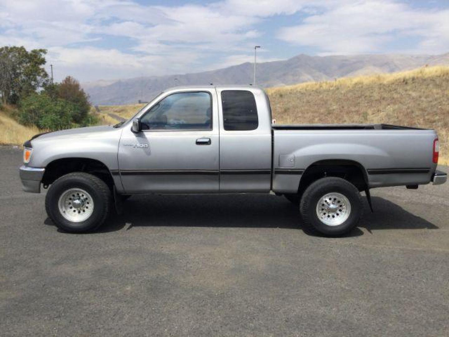 1997 SILVER /Gray Cloth Toyota T100 DX Xtracab 4WD (JT4UN22D5V0) with an 3.4L V6 DOHC 24V engine, 4-Speed Automatic transmission, located at 1801 Main Street, Lewiston, 83501, (208) 743-9371, 46.417065, -117.004799 - Photo#1