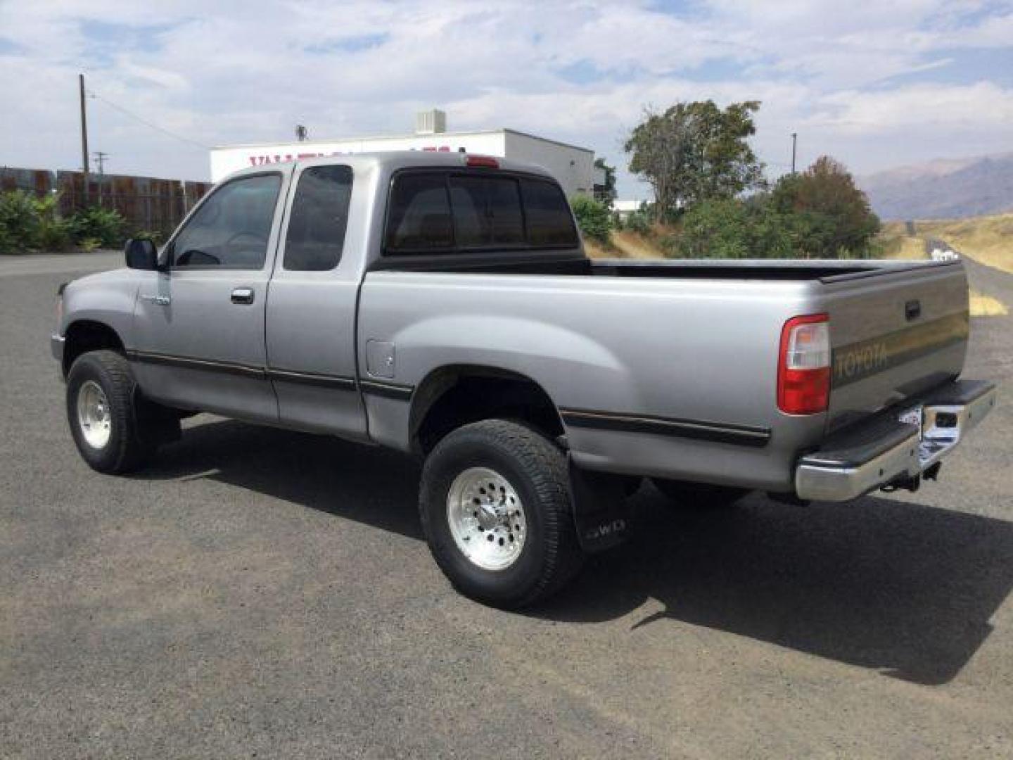 1997 SILVER /Gray Cloth Toyota T100 DX Xtracab 4WD (JT4UN22D5V0) with an 3.4L V6 DOHC 24V engine, 4-Speed Automatic transmission, located at 1801 Main Street, Lewiston, 83501, (208) 743-9371, 46.417065, -117.004799 - Photo#2