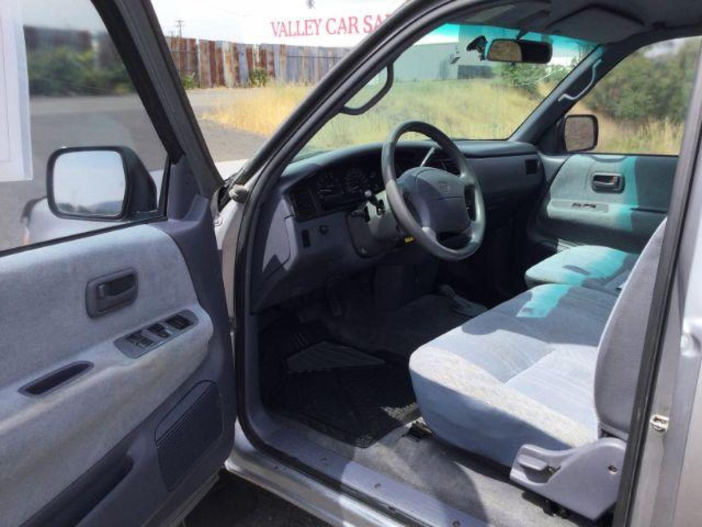 1997 SILVER /Gray Cloth Toyota T100 DX Xtracab 4WD (JT4UN22D5V0) with an 3.4L V6 DOHC 24V engine, 4-Speed Automatic transmission, located at 1801 Main Street, Lewiston, 83501, (208) 743-9371, 46.417065, -117.004799 - Photo#3