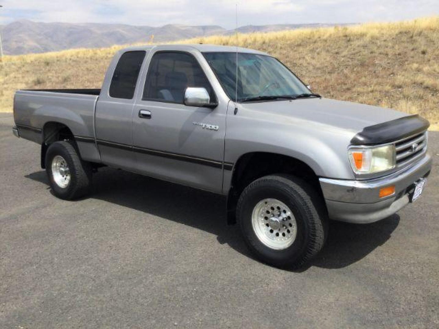 1997 SILVER /Gray Cloth Toyota T100 DX Xtracab 4WD (JT4UN22D5V0) with an 3.4L V6 DOHC 24V engine, 4-Speed Automatic transmission, located at 1801 Main Street, Lewiston, 83501, (208) 743-9371, 46.417065, -117.004799 - Photo#7