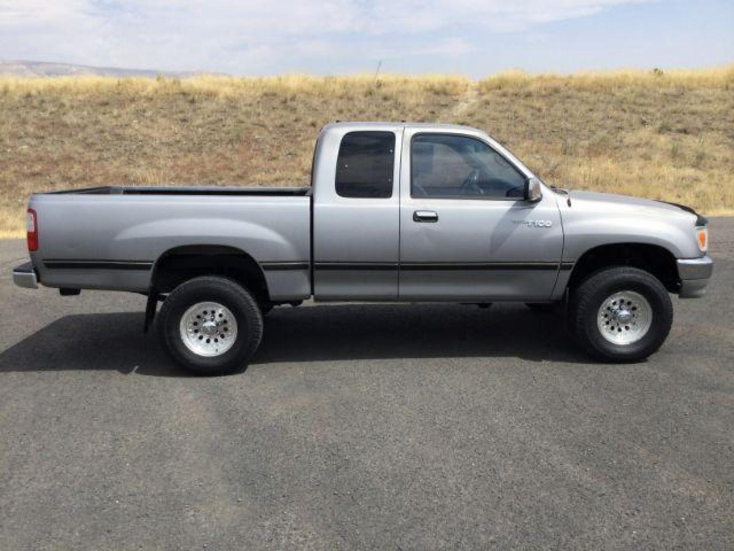 1997 SILVER /Gray Cloth Toyota T100 DX Xtracab 4WD (JT4UN22D5V0) with an 3.4L V6 DOHC 24V engine, 4-Speed Automatic transmission, located at 1801 Main Street, Lewiston, 83501, (208) 743-9371, 46.417065, -117.004799 - Photo#8