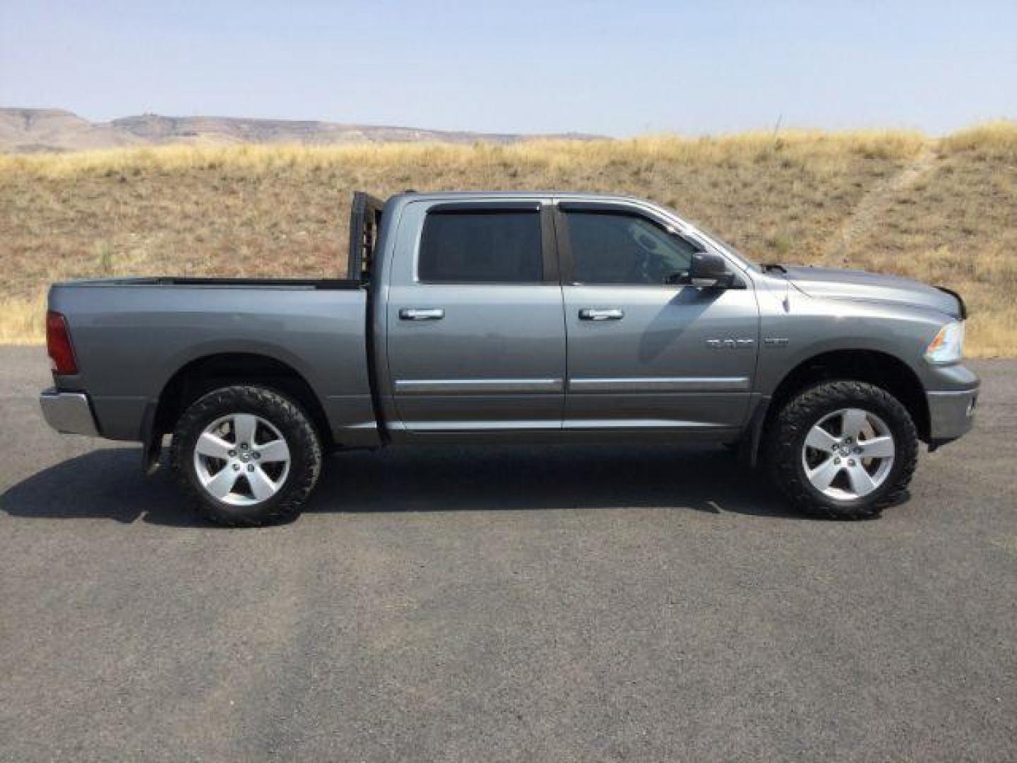 2009 Mineral Gray Metallic /Dark Slate/Medium Graystone Cloth Interior Dodge Ram 1500 SLT Crew Cab 4WD (1D3HV13T39S) with an 5.7L V8 OHV 16V engine, 5-Speed Automatic transmission, located at 1801 Main Street, Lewiston, 83501, (208) 743-9371, 46.417065, -117.004799 - Photo#9