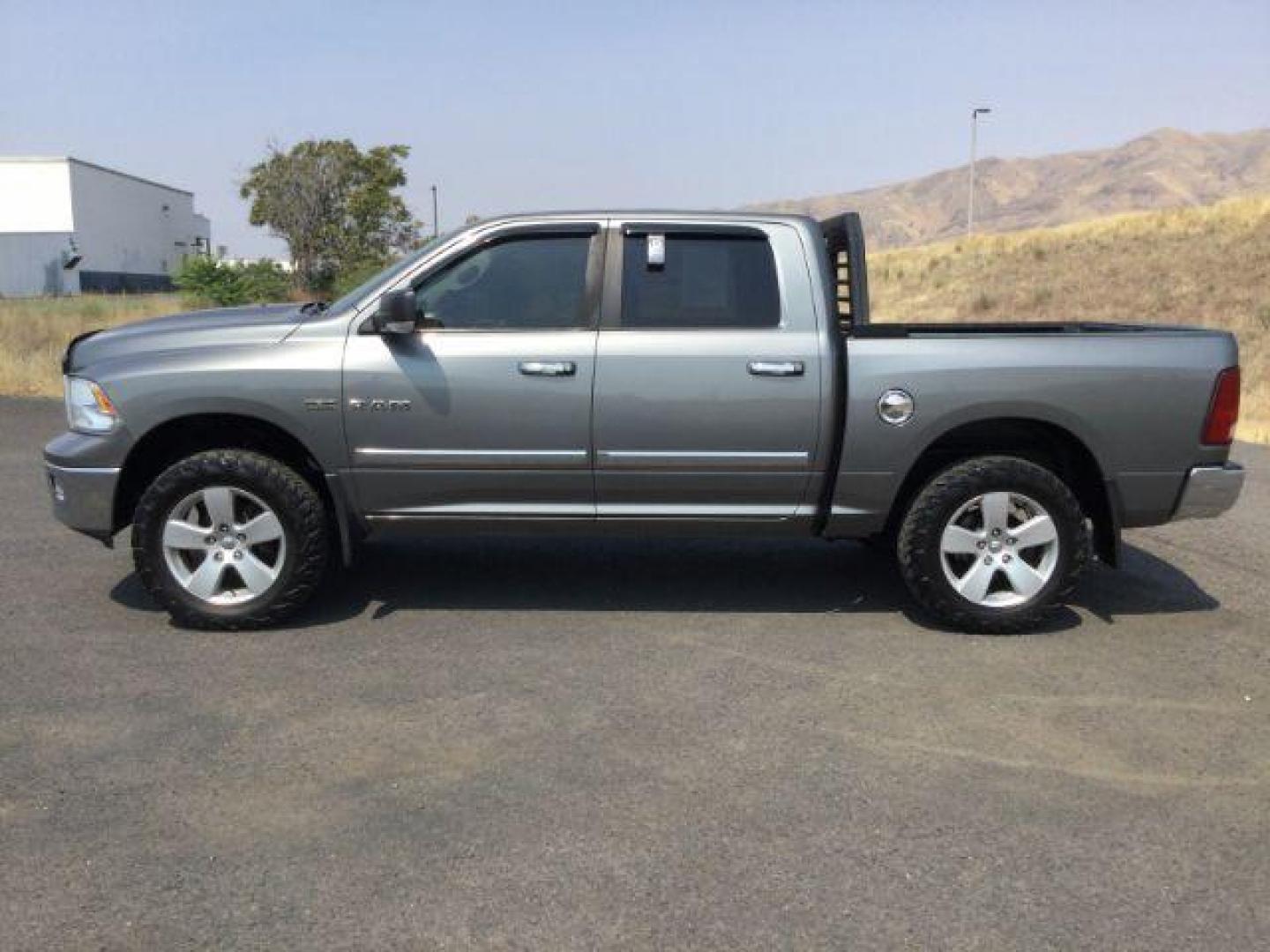 2009 Mineral Gray Metallic /Dark Slate/Medium Graystone Cloth Interior Dodge Ram 1500 SLT Crew Cab 4WD (1D3HV13T39S) with an 5.7L V8 OHV 16V engine, 5-Speed Automatic transmission, located at 1801 Main Street, Lewiston, 83501, (208) 743-9371, 46.417065, -117.004799 - Photo#1