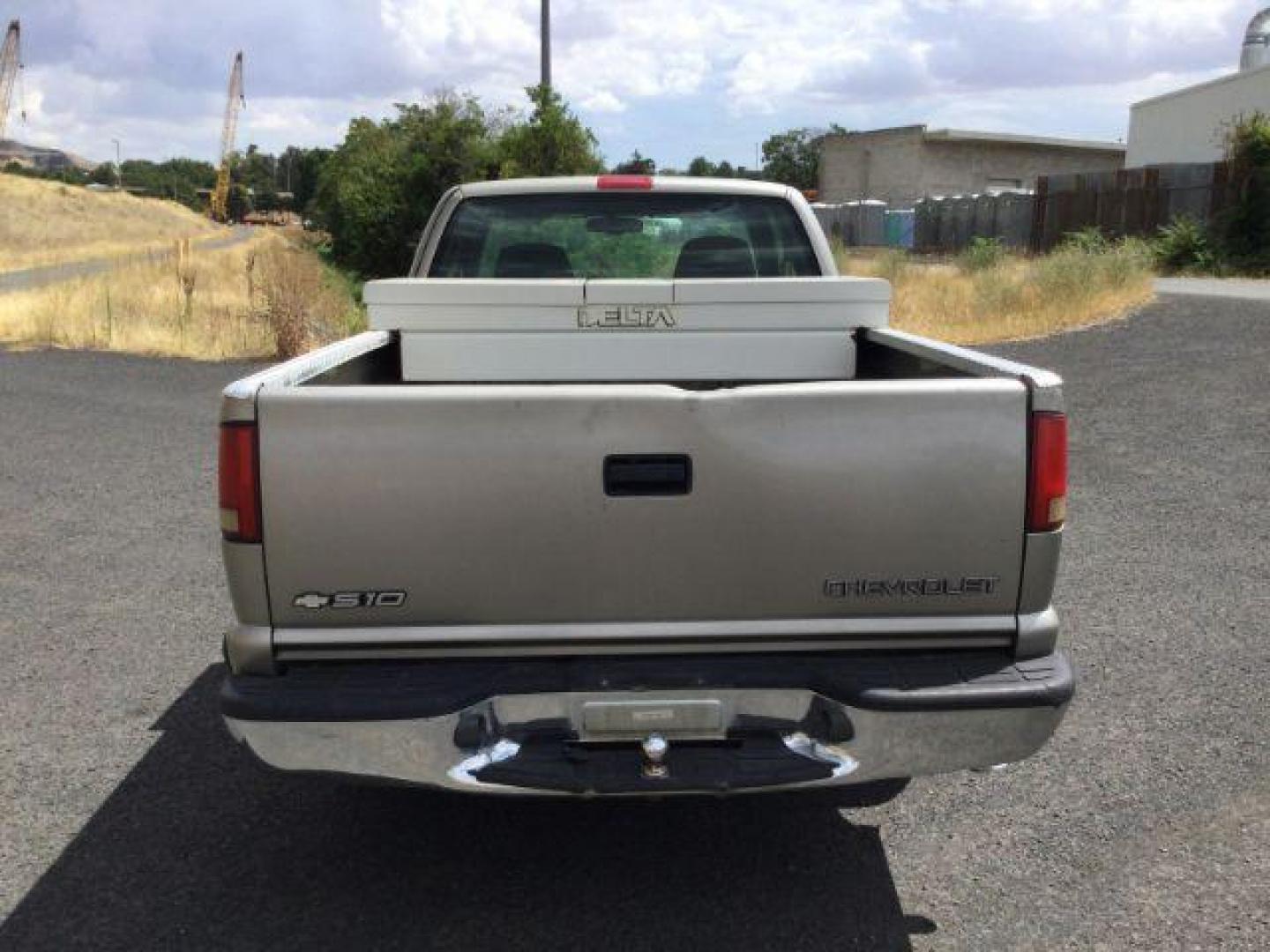 1998 Light Pewter Metallic /Graphite Cloth Chevrolet S10 Pickup LS Ext. Cab 2WD (1GCCS1940W8) with an 2.2L L4 OHV 8V engine, 5-Speed Manual transmission, located at 1801 Main Street, Lewiston, 83501, (208) 743-9371, 46.417065, -117.004799 - Photo#11