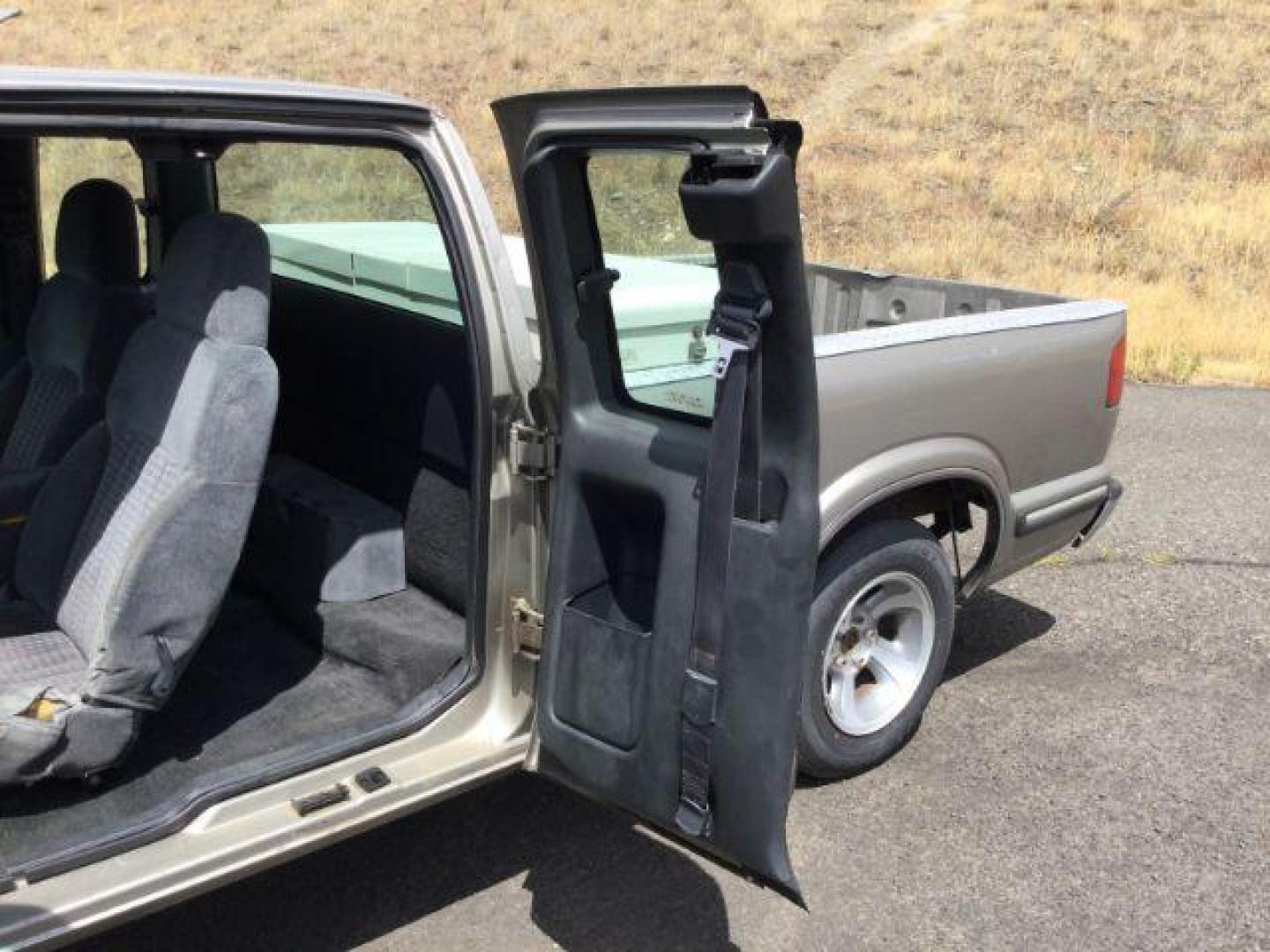 1998 Light Pewter Metallic /Graphite Cloth Chevrolet S10 Pickup LS Ext. Cab 2WD (1GCCS1940W8) with an 2.2L L4 OHV 8V engine, 5-Speed Manual transmission, located at 1801 Main Street, Lewiston, 83501, (208) 743-9371, 46.417065, -117.004799 - Photo#13