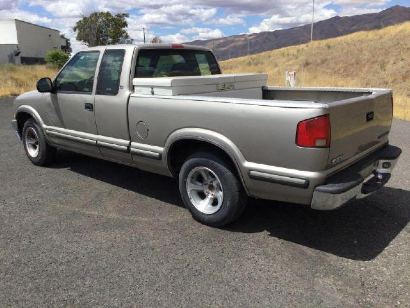 1998 Light Pewter Metallic /Graphite Cloth Chevrolet S10 Pickup LS Ext. Cab 2WD (1GCCS1940W8) with an 2.2L L4 OHV 8V engine, 5-Speed Manual transmission, located at 1801 Main Street, Lewiston, 83501, (208) 743-9371, 46.417065, -117.004799 - Photo#2