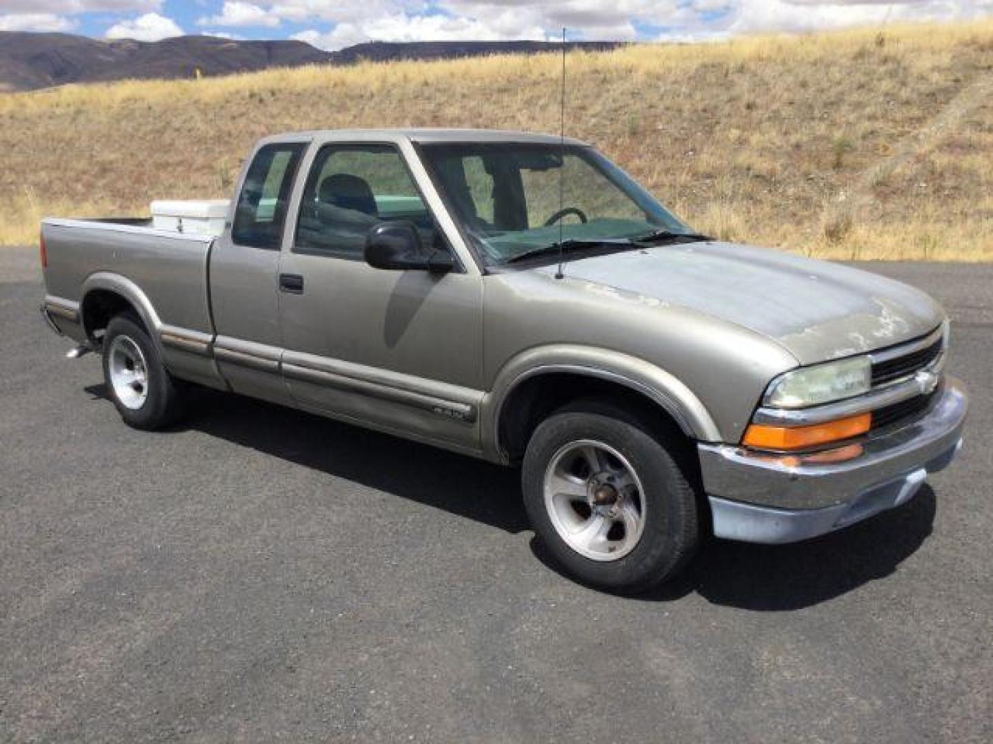 1998 Light Pewter Metallic /Graphite Cloth Chevrolet S10 Pickup LS Ext. Cab 2WD (1GCCS1940W8) with an 2.2L L4 OHV 8V engine, 5-Speed Manual transmission, located at 1801 Main Street, Lewiston, 83501, (208) 743-9371, 46.417065, -117.004799 - Photo#8