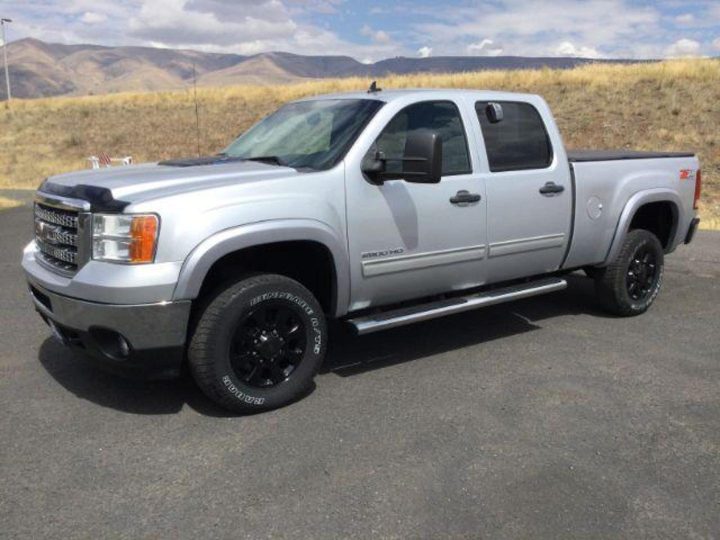 2013 Quicksilver Metallic /Ebony Cloth Interior GMC Sierra 2500HD SLE Crew Cab 4WD (1GT120C81DF) with an 6.6L V8 OHV 32V TURBO DIESEL engine, 6-Speed Automatic transmission, located at 1801 Main Street, Lewiston, 83501, (208) 743-9371, 46.417065, -117.004799 - Photo#0