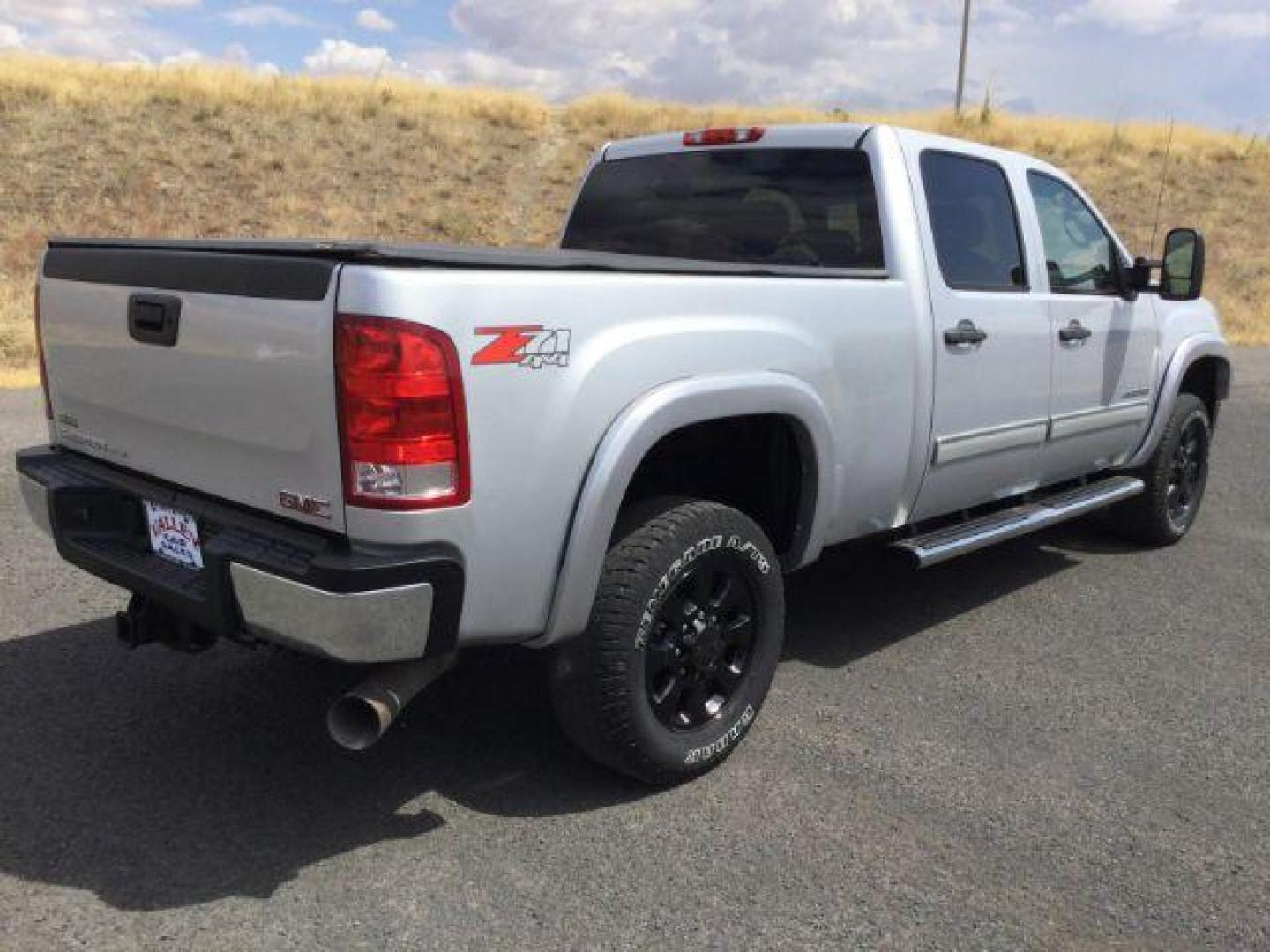 2013 Quicksilver Metallic /Ebony Cloth Interior GMC Sierra 2500HD SLE Crew Cab 4WD (1GT120C81DF) with an 6.6L V8 OHV 32V TURBO DIESEL engine, 6-Speed Automatic transmission, located at 1801 Main Street, Lewiston, 83501, (208) 743-9371, 46.417065, -117.004799 - Photo#9