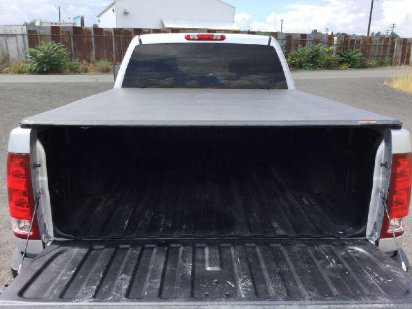 2013 Quicksilver Metallic /Ebony Cloth Interior GMC Sierra 2500HD SLE Crew Cab 4WD (1GT120C81DF) with an 6.6L V8 OHV 32V TURBO DIESEL engine, 6-Speed Automatic transmission, located at 1801 Main Street, Lewiston, 83501, (208) 743-9371, 46.417065, -117.004799 - Photo#15