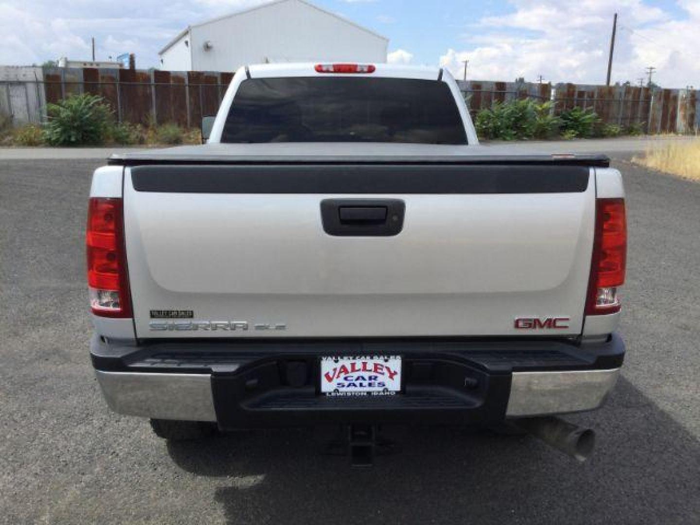 2013 Quicksilver Metallic /Ebony Cloth Interior GMC Sierra 2500HD SLE Crew Cab 4WD (1GT120C81DF) with an 6.6L V8 OHV 32V TURBO DIESEL engine, 6-Speed Automatic transmission, located at 1801 Main Street, Lewiston, 83501, (208) 743-9371, 46.417065, -117.004799 - Photo#16