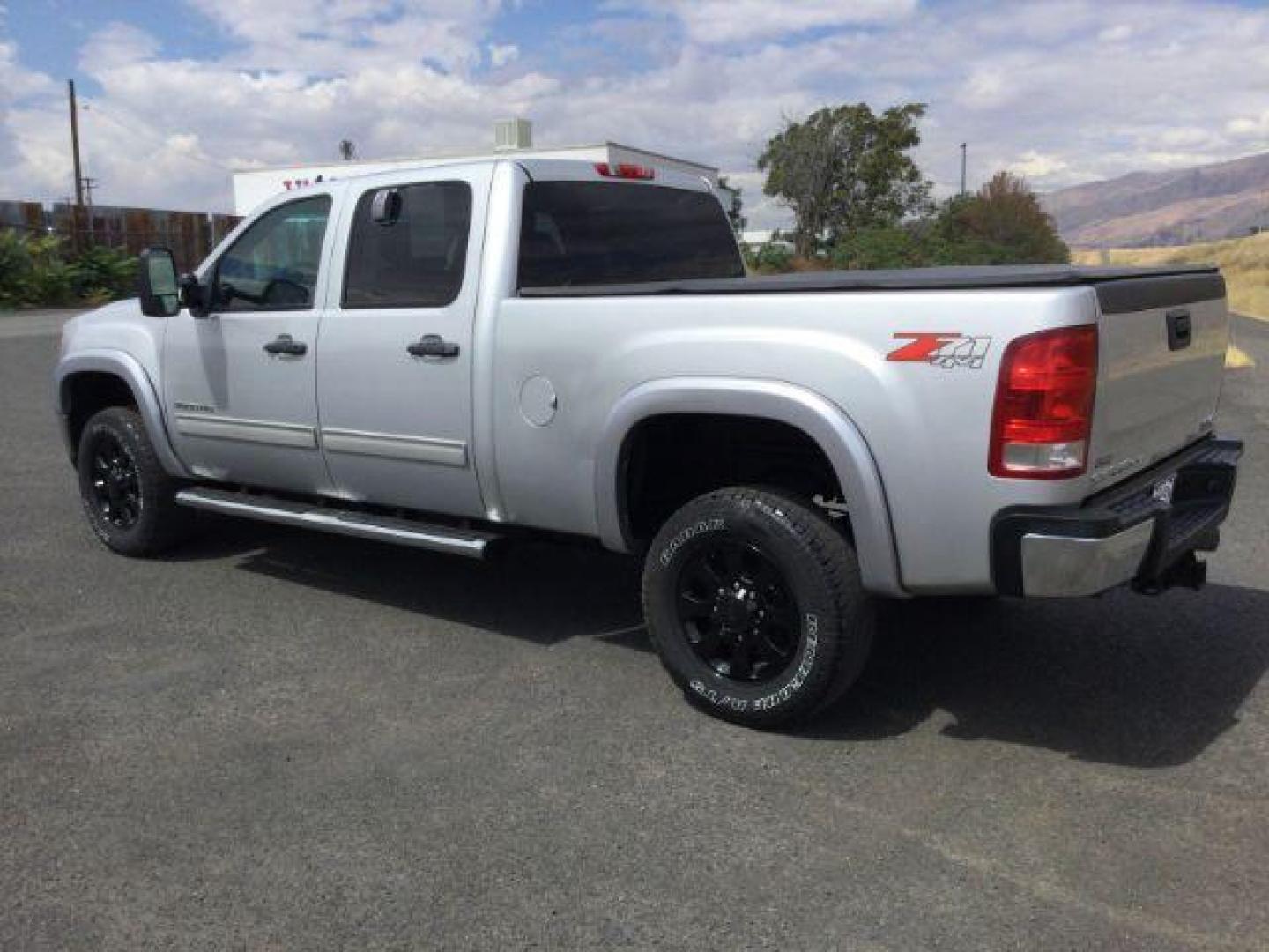 2013 Quicksilver Metallic /Ebony Cloth Interior GMC Sierra 2500HD SLE Crew Cab 4WD (1GT120C81DF) with an 6.6L V8 OHV 32V TURBO DIESEL engine, 6-Speed Automatic transmission, located at 1801 Main Street, Lewiston, 83501, (208) 743-9371, 46.417065, -117.004799 - Photo#2