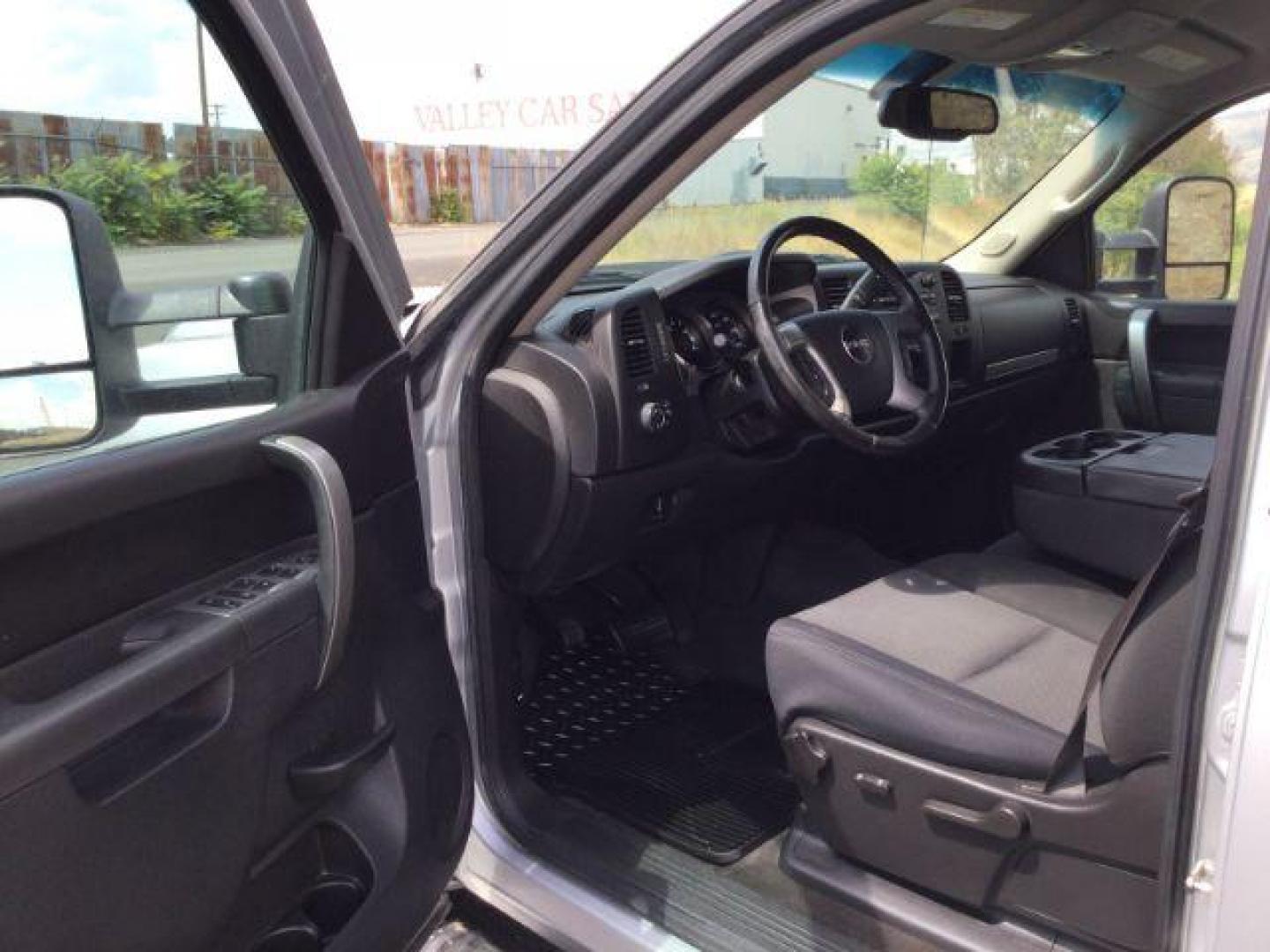 2013 Quicksilver Metallic /Ebony Cloth Interior GMC Sierra 2500HD SLE Crew Cab 4WD (1GT120C81DF) with an 6.6L V8 OHV 32V TURBO DIESEL engine, 6-Speed Automatic transmission, located at 1801 Main Street, Lewiston, 83501, (208) 743-9371, 46.417065, -117.004799 - Photo#3