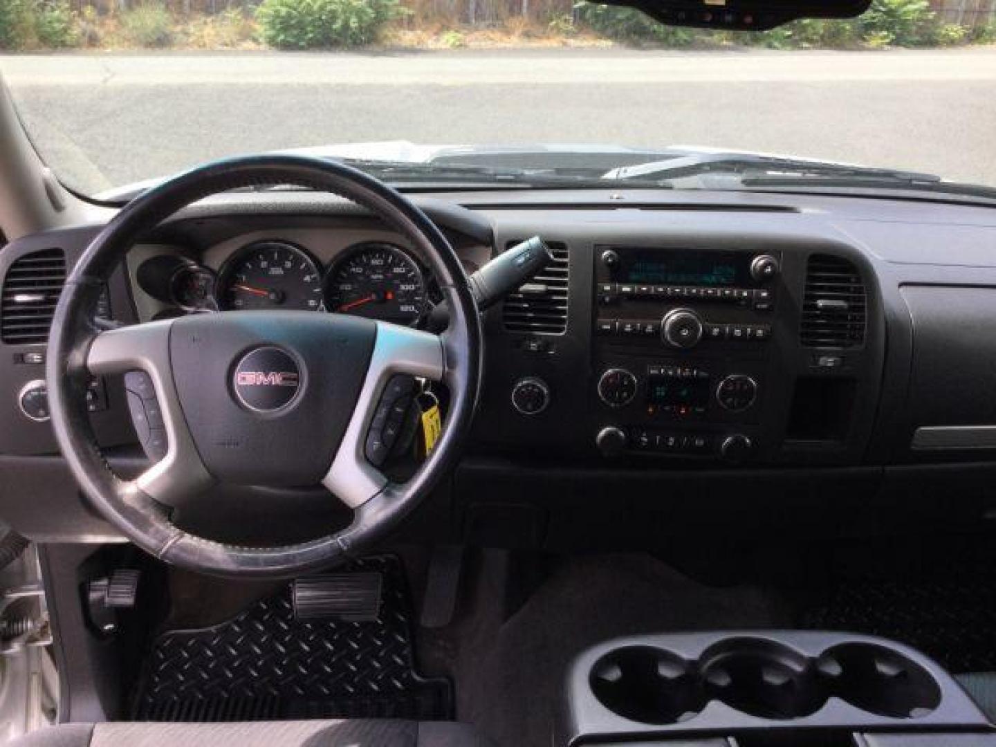 2013 Quicksilver Metallic /Ebony Cloth Interior GMC Sierra 2500HD SLE Crew Cab 4WD (1GT120C81DF) with an 6.6L V8 OHV 32V TURBO DIESEL engine, 6-Speed Automatic transmission, located at 1801 Main Street, Lewiston, 83501, (208) 743-9371, 46.417065, -117.004799 - Photo#6