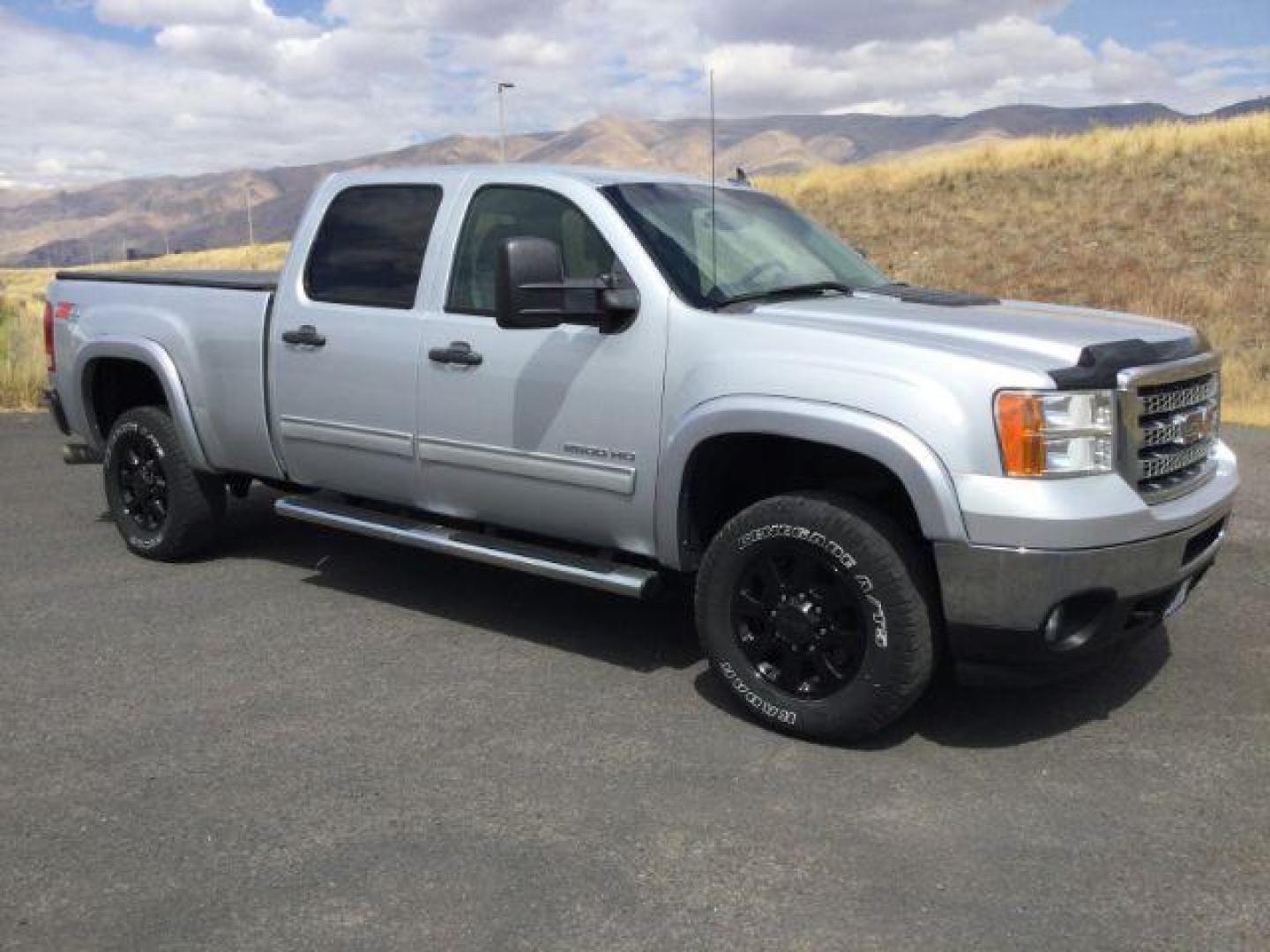 2013 Quicksilver Metallic /Ebony Cloth Interior GMC Sierra 2500HD SLE Crew Cab 4WD (1GT120C81DF) with an 6.6L V8 OHV 32V TURBO DIESEL engine, 6-Speed Automatic transmission, located at 1801 Main Street, Lewiston, 83501, (208) 743-9371, 46.417065, -117.004799 - Photo#7