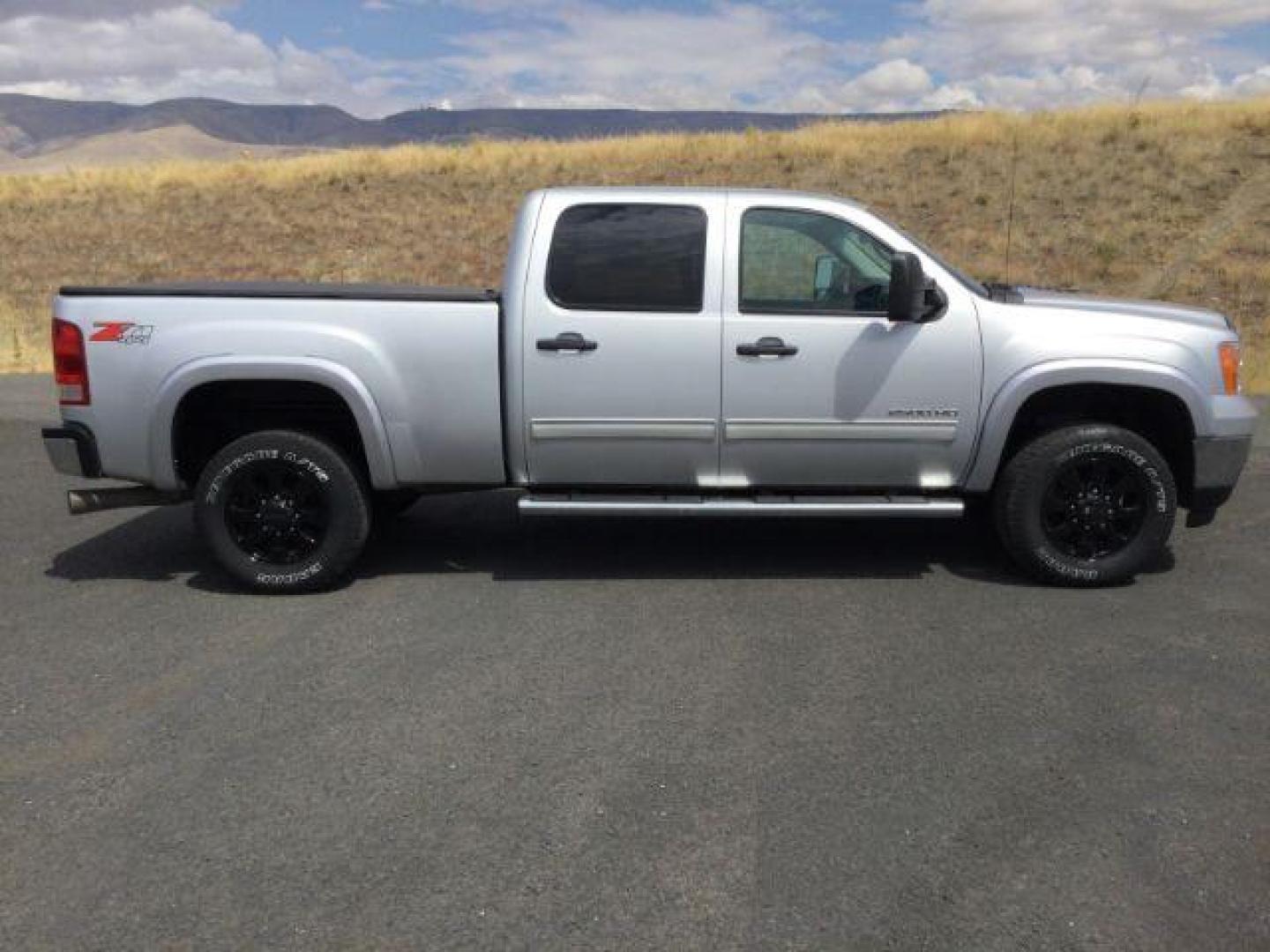 2013 Quicksilver Metallic /Ebony Cloth Interior GMC Sierra 2500HD SLE Crew Cab 4WD (1GT120C81DF) with an 6.6L V8 OHV 32V TURBO DIESEL engine, 6-Speed Automatic transmission, located at 1801 Main Street, Lewiston, 83501, (208) 743-9371, 46.417065, -117.004799 - Photo#8