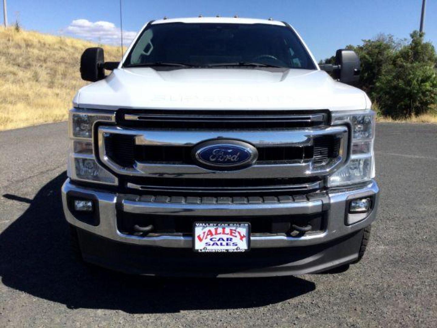 2020 Oxford White /Medium Earth Gray, cloth Ford F-350 SD XLT Crew Cab Long Bed 4WD (1FT8W3BT8LE) with an 6.7L V8 OHV 16V DIESEL engine, 10-speed automatic transmission, located at 1801 Main Street, Lewiston, 83501, (208) 743-9371, 46.417065, -117.004799 - Photo#11