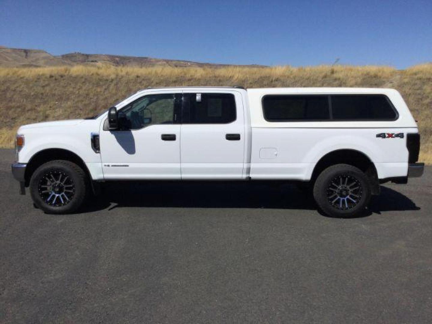 2020 Oxford White /Medium Earth Gray, cloth Ford F-350 SD XLT Crew Cab Long Bed 4WD (1FT8W3BT8LE) with an 6.7L V8 OHV 16V DIESEL engine, 10-speed automatic transmission, located at 1801 Main Street, Lewiston, 83501, (208) 743-9371, 46.417065, -117.004799 - Photo#1