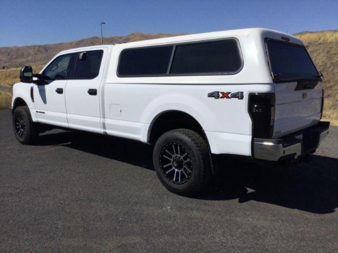 2020 Oxford White /Medium Earth Gray, cloth Ford F-350 SD XLT Crew Cab Long Bed 4WD (1FT8W3BT8LE) with an 6.7L V8 OHV 16V DIESEL engine, 10-speed automatic transmission, located at 1801 Main Street, Lewiston, 83501, (208) 743-9371, 46.417065, -117.004799 - Photo#2