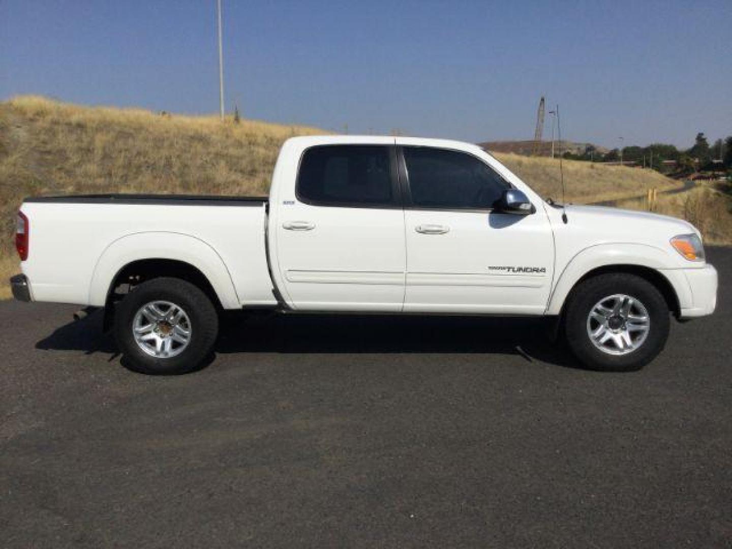 2005 Natural White /Dark Gray Cloth Interior Toyota Tundra SR5 Double Cab 4WD (5TBDT44115S) with an 4.7L V8 DOHC 32V engine, 5-Speed Automatic transmission, located at 1801 Main Street, Lewiston, 83501, (208) 743-9371, 46.417065, -117.004799 - Photo#10