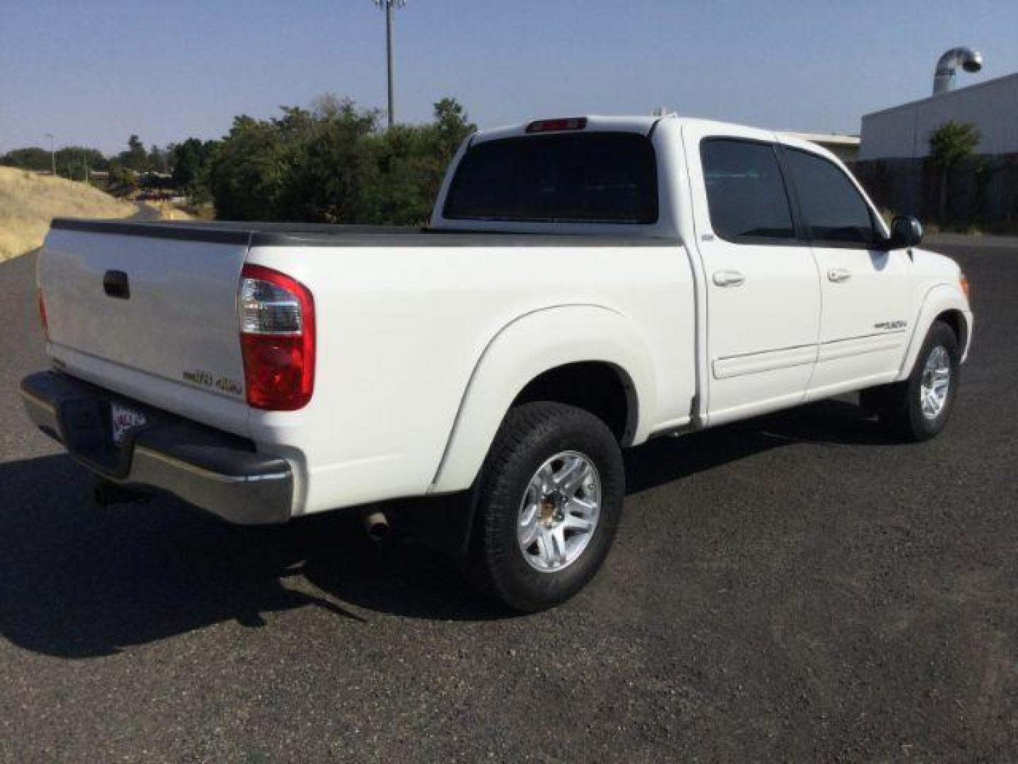 2005 Natural White /Dark Gray Cloth Interior Toyota Tundra SR5 Double Cab 4WD (5TBDT44115S) with an 4.7L V8 DOHC 32V engine, 5-Speed Automatic transmission, located at 1801 Main Street, Lewiston, 83501, (208) 743-9371, 46.417065, -117.004799 - Photo#11