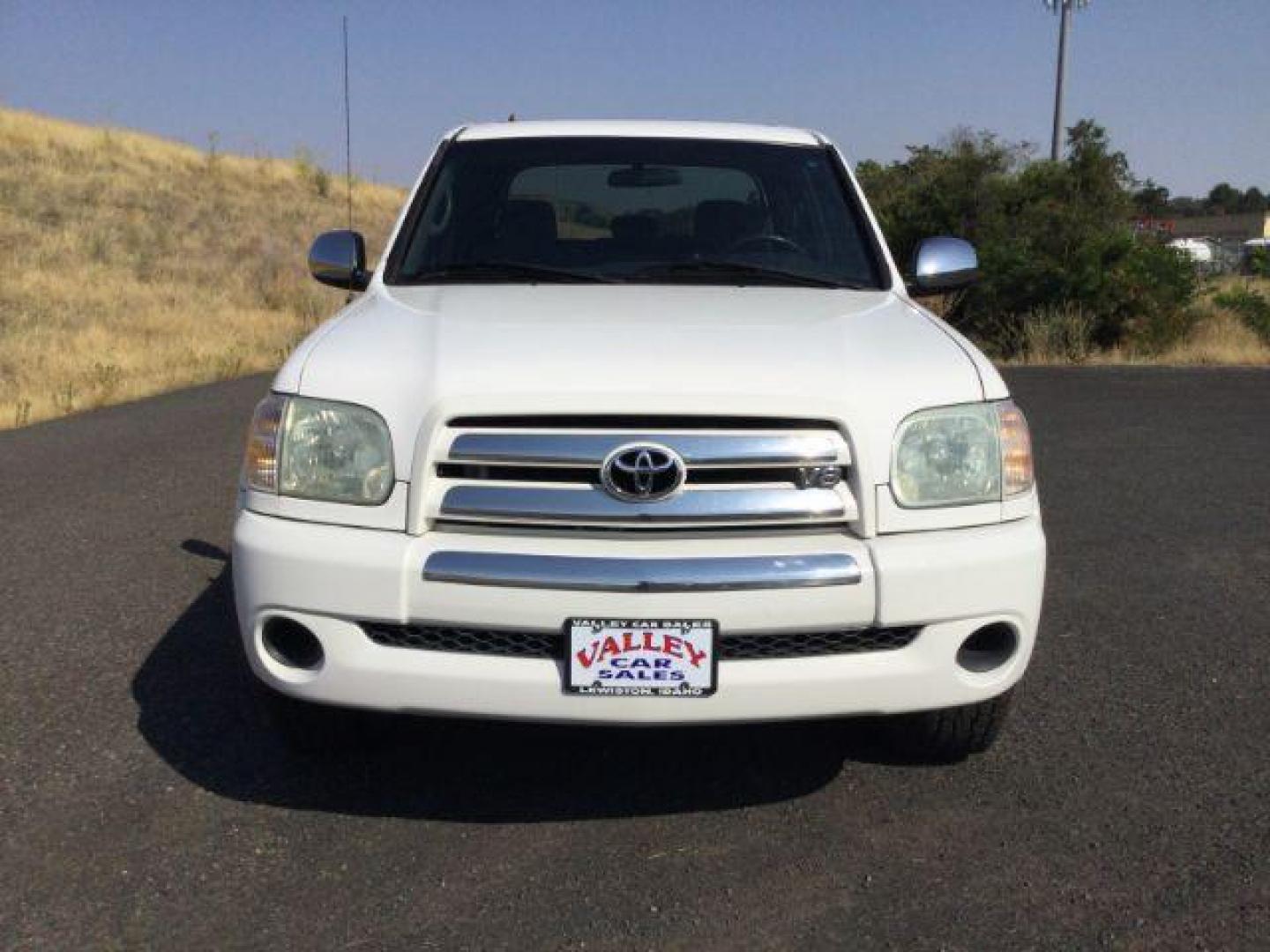 2005 Natural White /Dark Gray Cloth Interior Toyota Tundra SR5 Double Cab 4WD (5TBDT44115S) with an 4.7L V8 DOHC 32V engine, 5-Speed Automatic transmission, located at 1801 Main Street, Lewiston, 83501, (208) 743-9371, 46.417065, -117.004799 - Photo#12