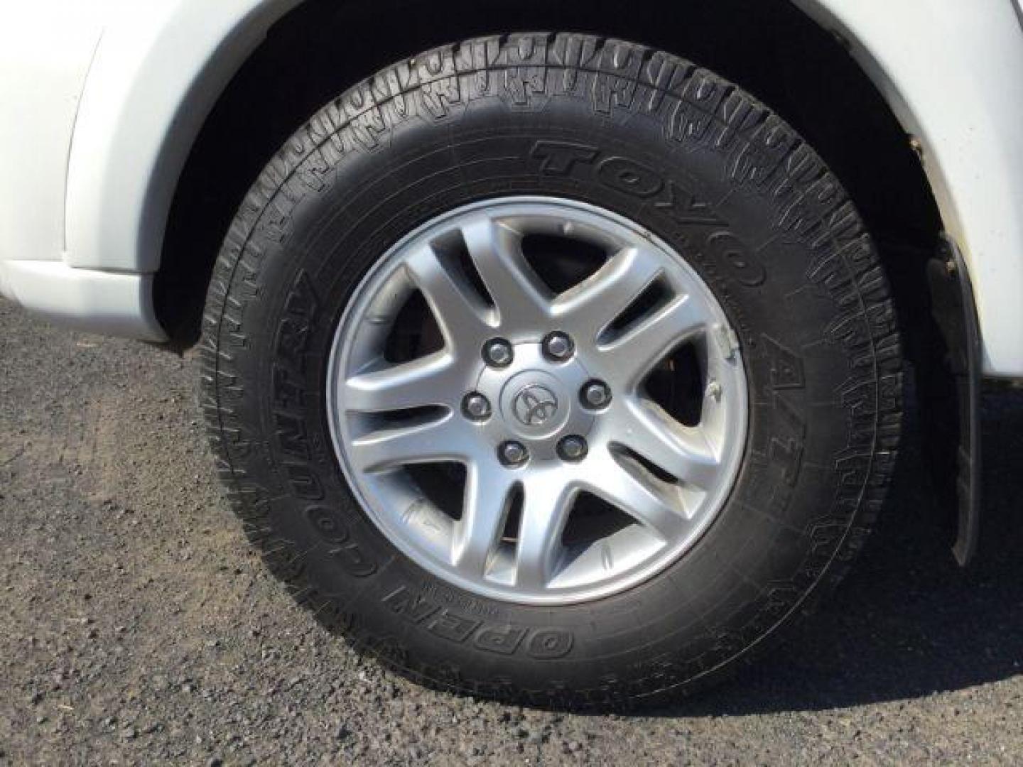 2005 Natural White /Dark Gray Cloth Interior Toyota Tundra SR5 Double Cab 4WD (5TBDT44115S) with an 4.7L V8 DOHC 32V engine, 5-Speed Automatic transmission, located at 1801 Main Street, Lewiston, 83501, (208) 743-9371, 46.417065, -117.004799 - Photo#13