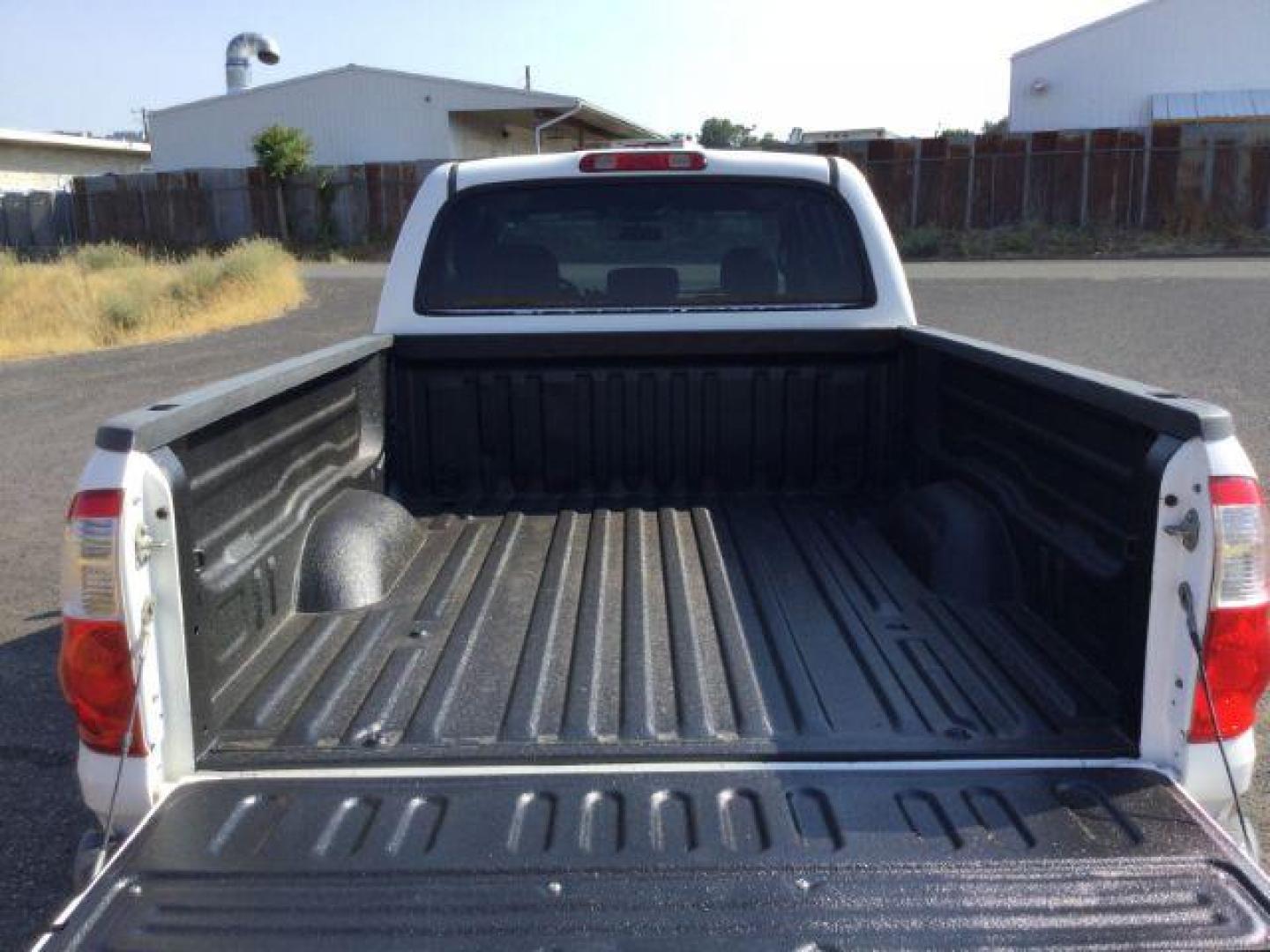 2005 Natural White /Dark Gray Cloth Interior Toyota Tundra SR5 Double Cab 4WD (5TBDT44115S) with an 4.7L V8 DOHC 32V engine, 5-Speed Automatic transmission, located at 1801 Main Street, Lewiston, 83501, (208) 743-9371, 46.417065, -117.004799 - Photo#15