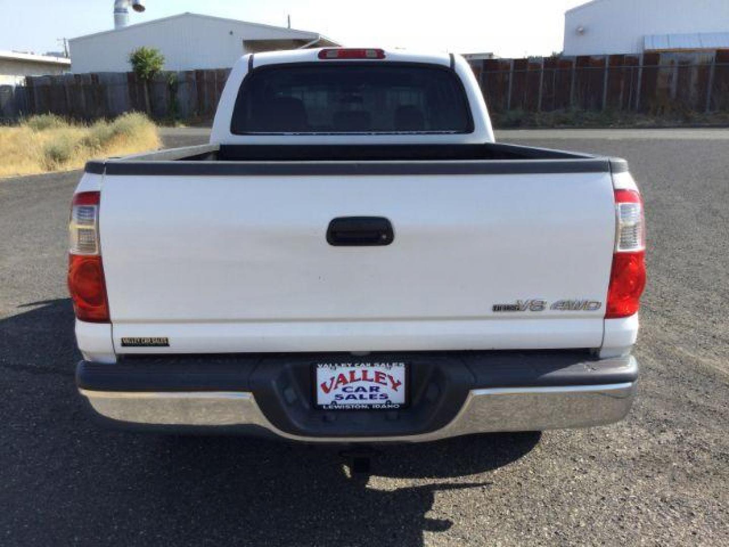 2005 Natural White /Dark Gray Cloth Interior Toyota Tundra SR5 Double Cab 4WD (5TBDT44115S) with an 4.7L V8 DOHC 32V engine, 5-Speed Automatic transmission, located at 1801 Main Street, Lewiston, 83501, (208) 743-9371, 46.417065, -117.004799 - Photo#16