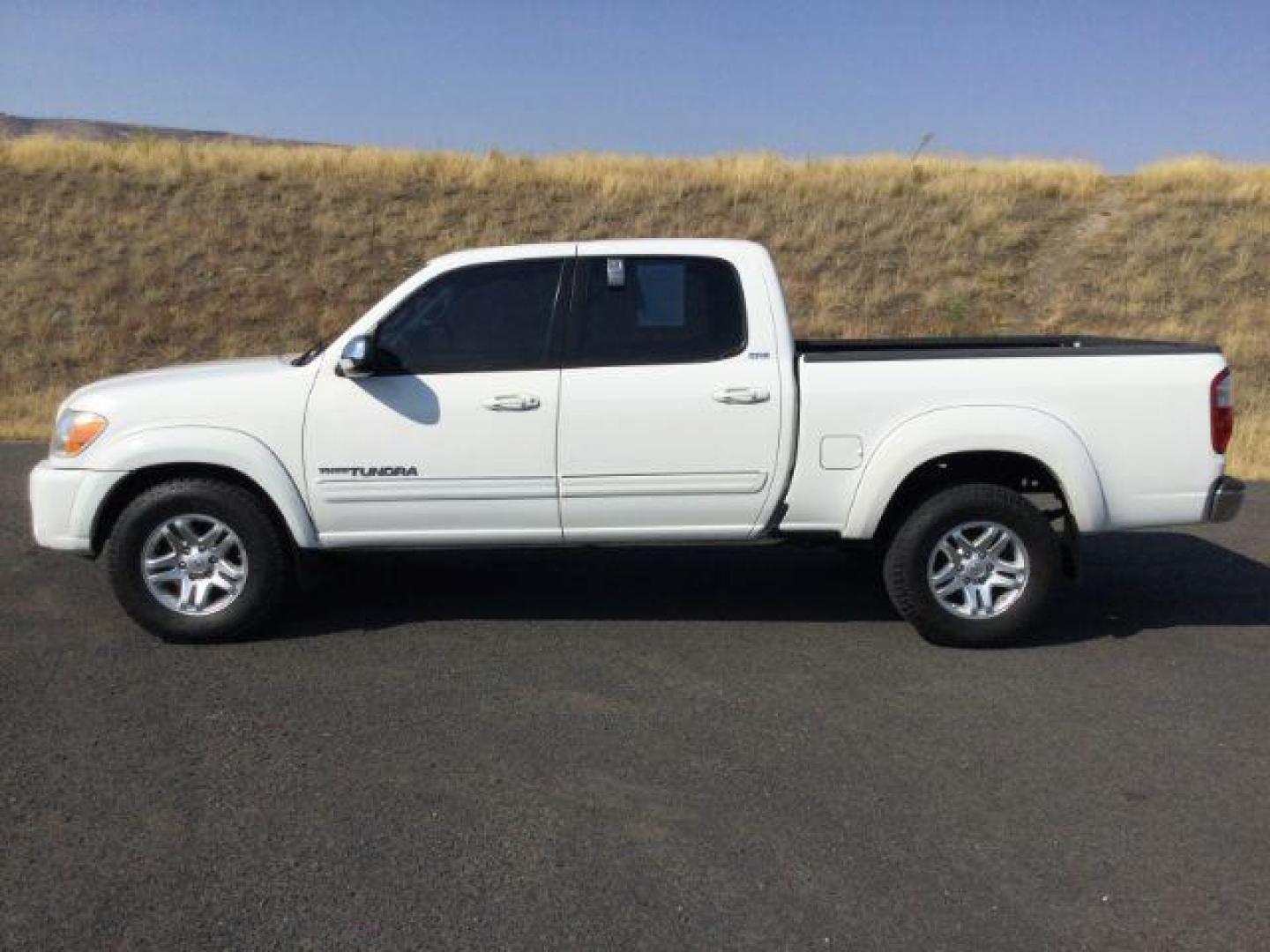 2005 Natural White /Dark Gray Cloth Interior Toyota Tundra SR5 Double Cab 4WD (5TBDT44115S) with an 4.7L V8 DOHC 32V engine, 5-Speed Automatic transmission, located at 1801 Main Street, Lewiston, 83501, (208) 743-9371, 46.417065, -117.004799 - Photo#1