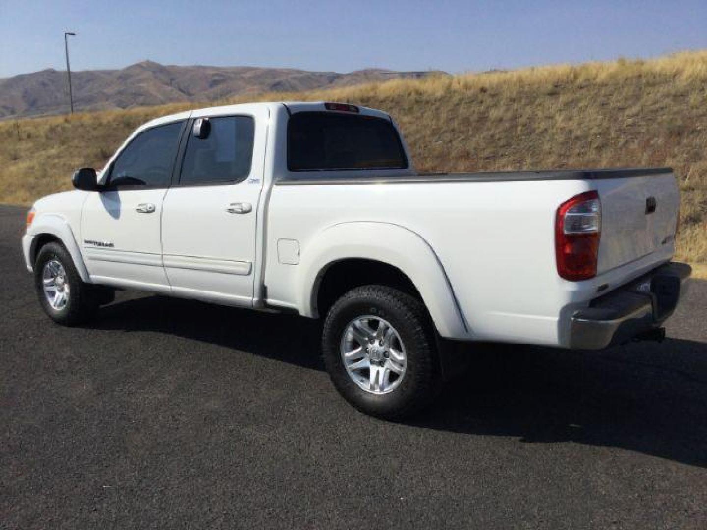 2005 Natural White /Dark Gray Cloth Interior Toyota Tundra SR5 Double Cab 4WD (5TBDT44115S) with an 4.7L V8 DOHC 32V engine, 5-Speed Automatic transmission, located at 1801 Main Street, Lewiston, 83501, (208) 743-9371, 46.417065, -117.004799 - Photo#2