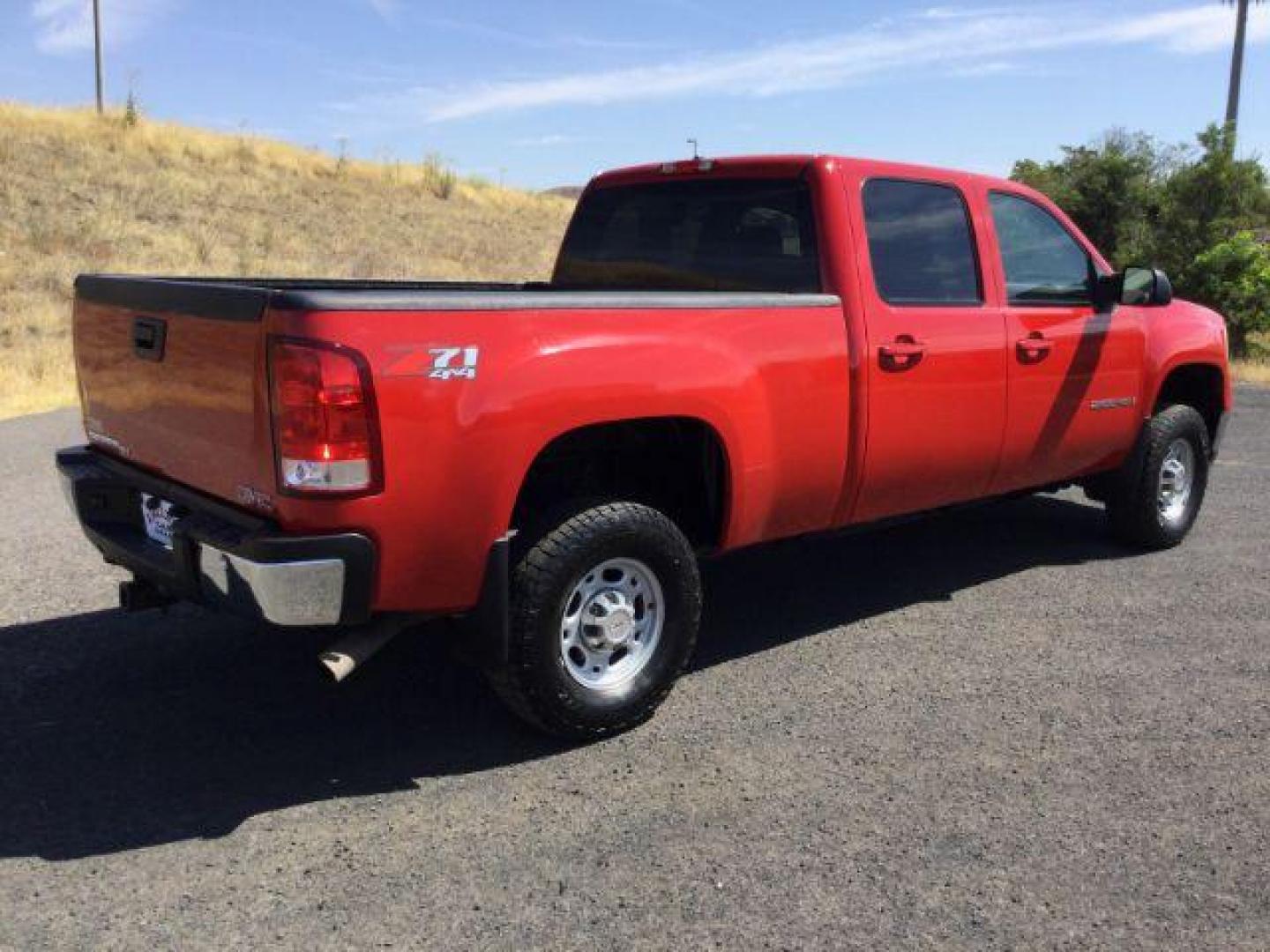 2007 Fire Red /Tan Leather GMC Sierra 2500HD SLE1 Crew Cab 4WD (1GTHK23KX7F) with an 6.0L V8 16V OHV engine, 6-Speed Automatic transmission, located at 1801 Main Street, Lewiston, 83501, (208) 743-9371, 46.417065, -117.004799 - Photo#11