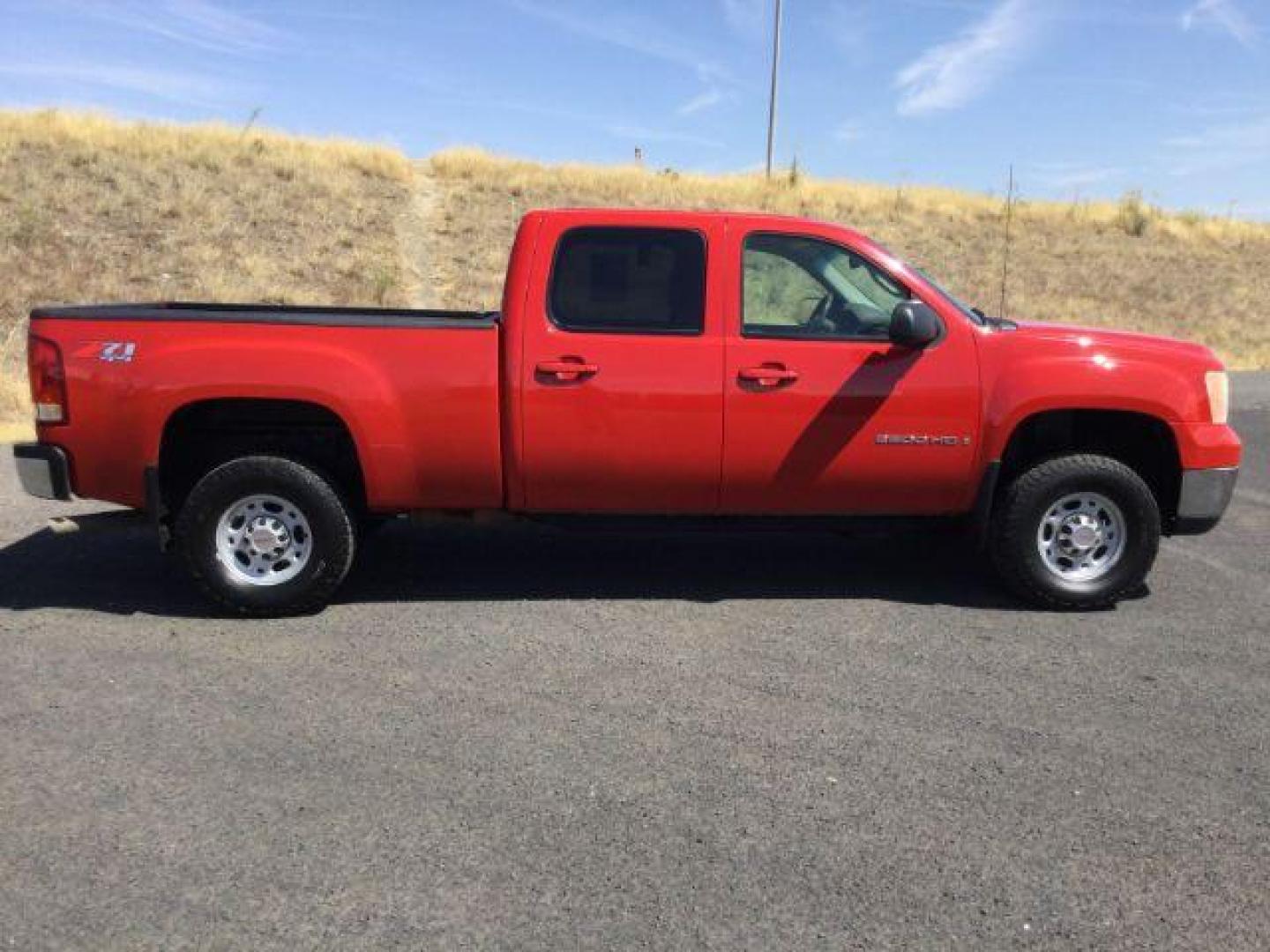 2007 Fire Red /Tan Leather GMC Sierra 2500HD SLE1 Crew Cab 4WD (1GTHK23KX7F) with an 6.0L V8 16V OHV engine, 6-Speed Automatic transmission, located at 1801 Main Street, Lewiston, 83501, (208) 743-9371, 46.417065, -117.004799 - Photo#12