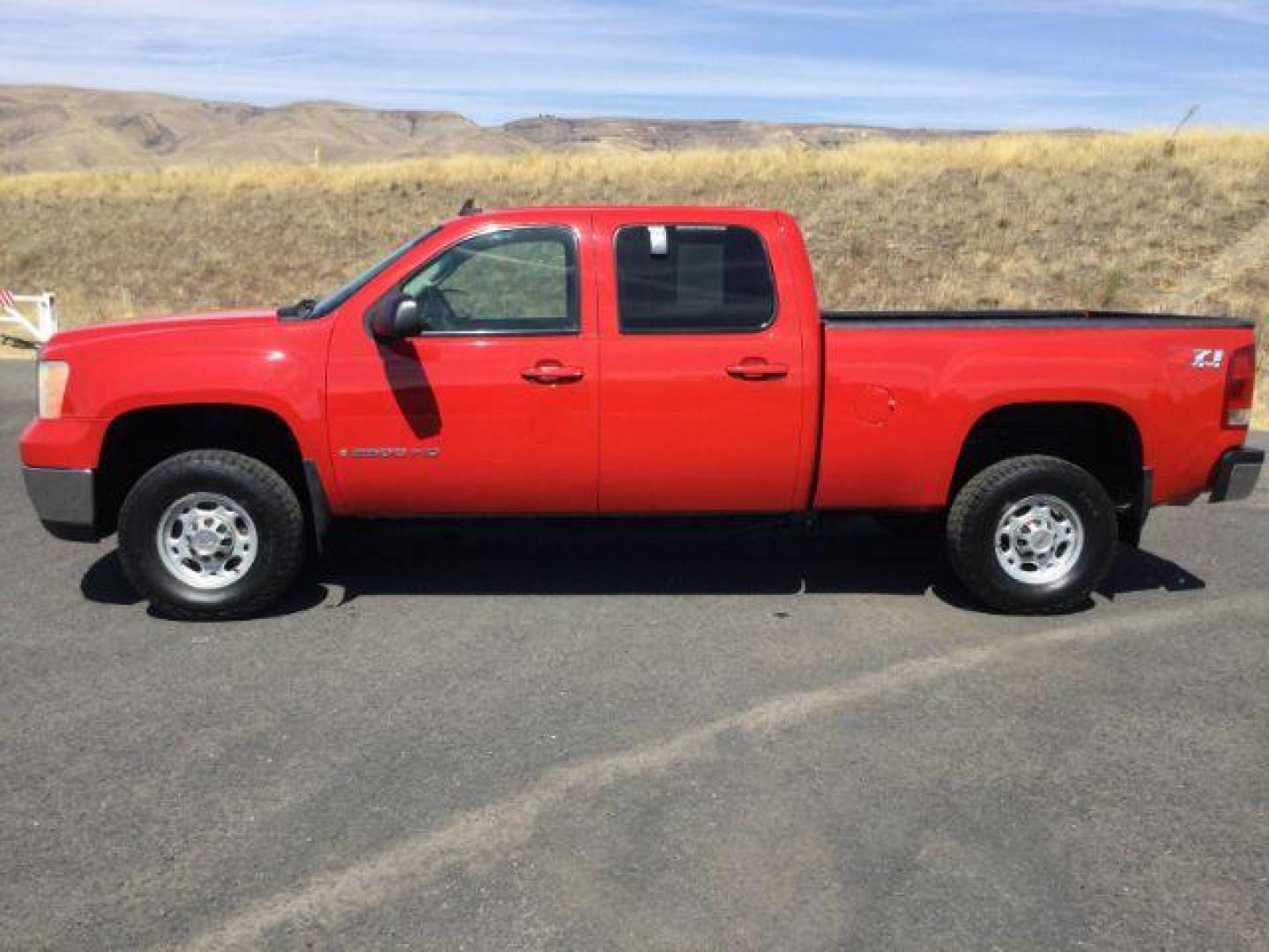 2007 Fire Red /Tan Leather GMC Sierra 2500HD SLE1 Crew Cab 4WD (1GTHK23KX7F) with an 6.0L V8 16V OHV engine, 6-Speed Automatic transmission, located at 1801 Main Street, Lewiston, 83501, (208) 743-9371, 46.417065, -117.004799 - Photo#1