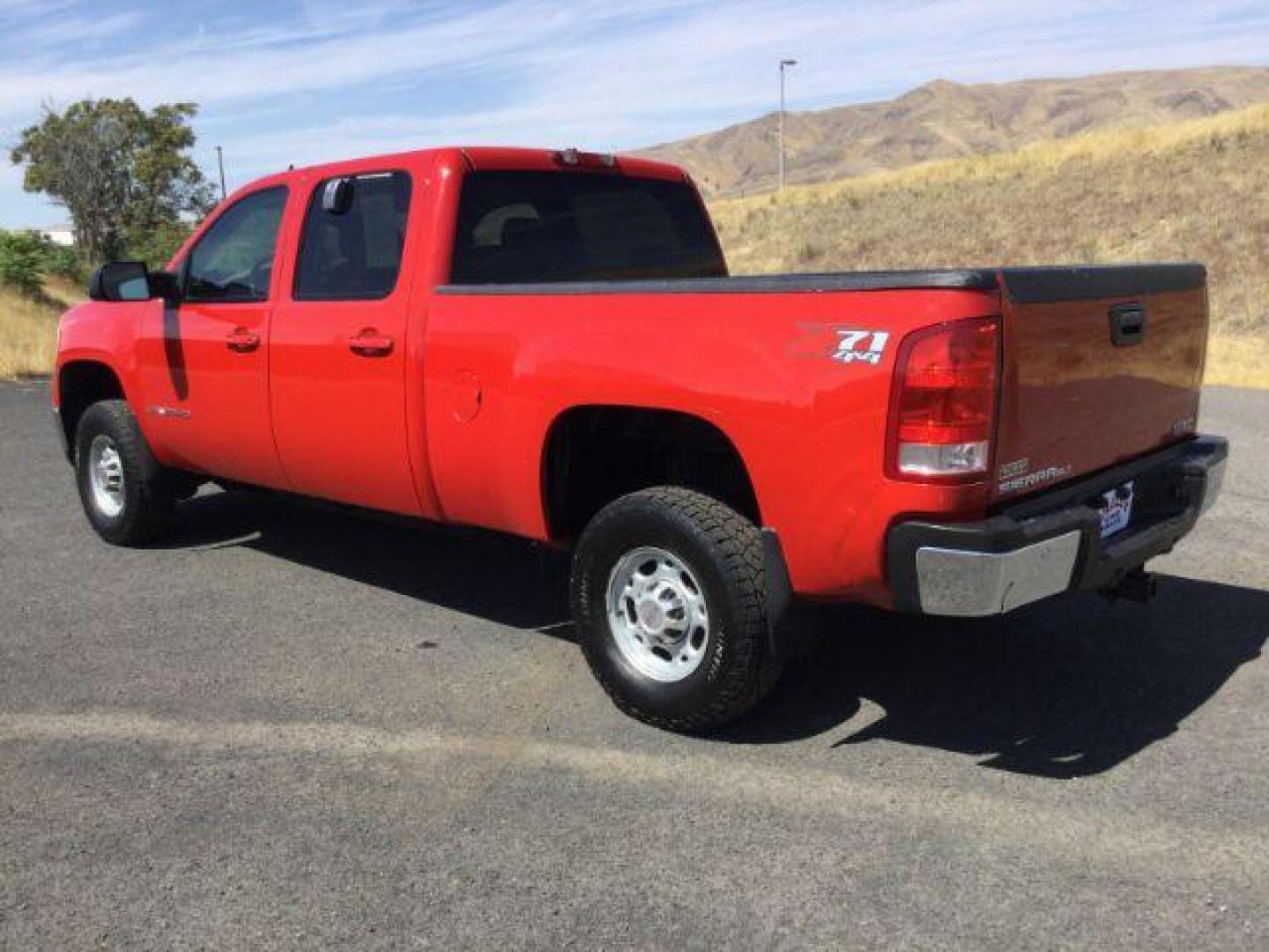 2007 Fire Red /Tan Leather GMC Sierra 2500HD SLE1 Crew Cab 4WD (1GTHK23KX7F) with an 6.0L V8 16V OHV engine, 6-Speed Automatic transmission, located at 1801 Main Street, Lewiston, 83501, (208) 743-9371, 46.417065, -117.004799 - Photo#2