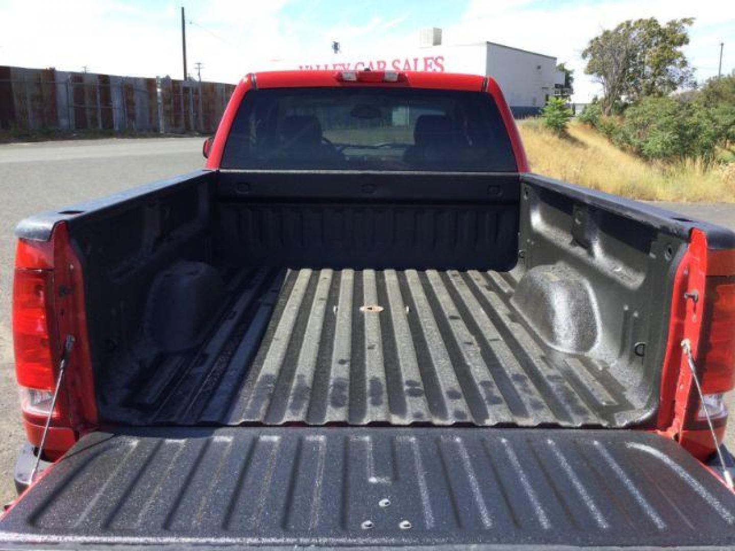 2007 Fire Red /Tan Leather GMC Sierra 2500HD SLE1 Crew Cab 4WD (1GTHK23KX7F) with an 6.0L V8 16V OHV engine, 6-Speed Automatic transmission, located at 1801 Main Street, Lewiston, 83501, (208) 743-9371, 46.417065, -117.004799 - Photo#7