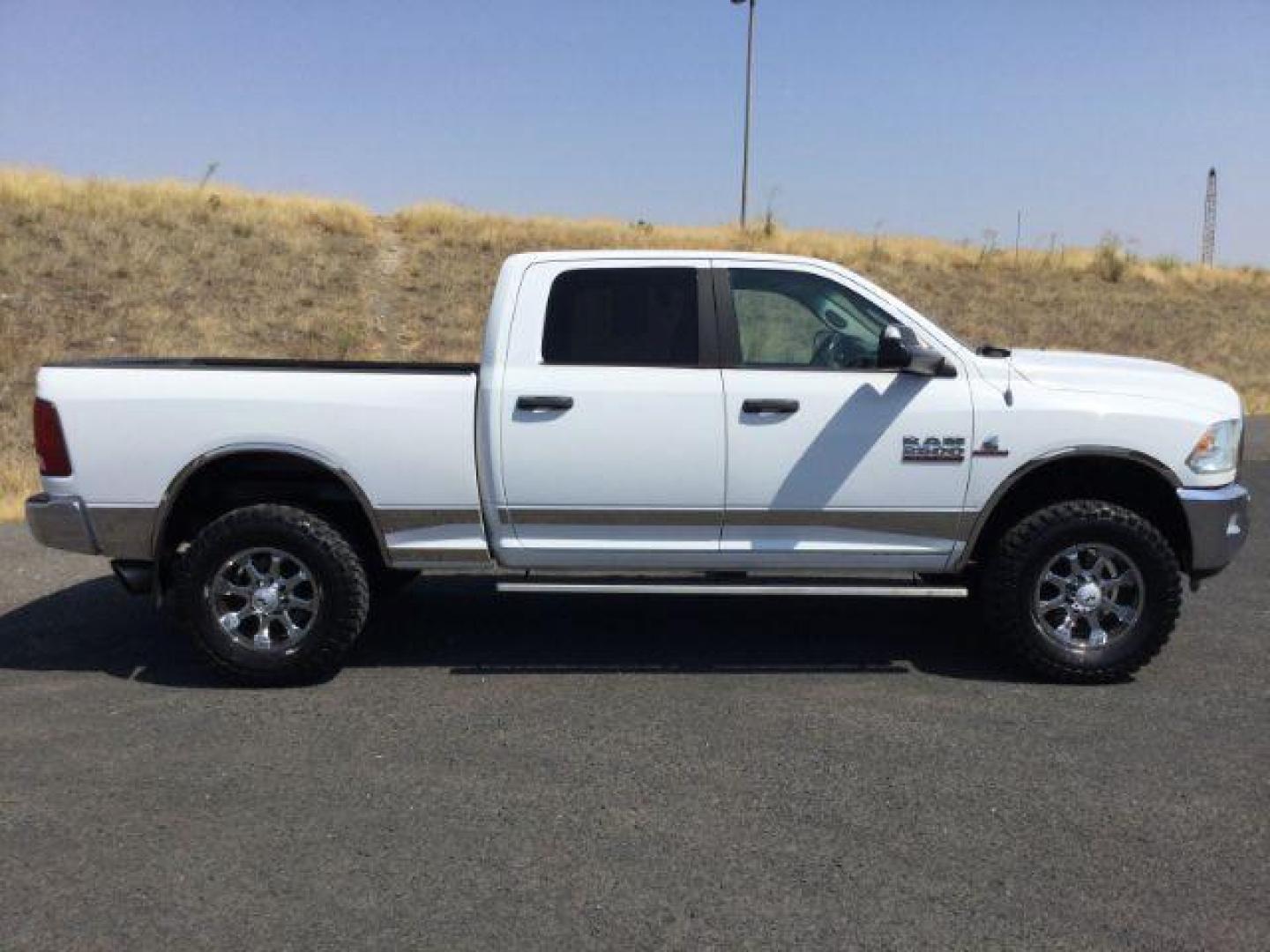 2013 Bright White Clearcoat /Diesel Gray/Black RAM 2500 SLT Crew Cab SWB 4WD (3C6UR5DL2DG) with an 6.7L L6 OHV 24V TURBO DIESEL engine, 6-Speed Automatic transmission, located at 1801 Main Street, Lewiston, 83501, (208) 743-9371, 46.417065, -117.004799 - Photo#16