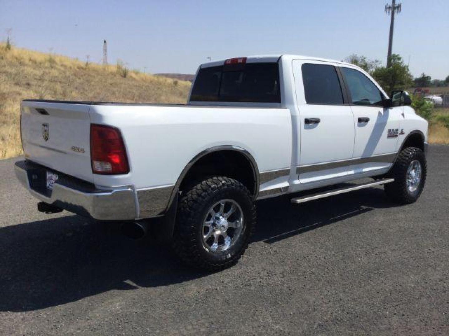 2013 Bright White Clearcoat /Diesel Gray/Black RAM 2500 SLT Crew Cab SWB 4WD (3C6UR5DL2DG) with an 6.7L L6 OHV 24V TURBO DIESEL engine, 6-Speed Automatic transmission, located at 1801 Main Street, Lewiston, 83501, (208) 743-9371, 46.417065, -117.004799 - Photo#17