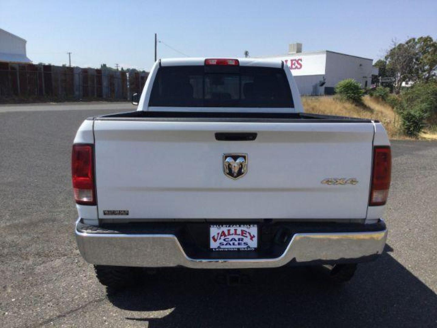 2013 Bright White Clearcoat /Diesel Gray/Black RAM 2500 SLT Crew Cab SWB 4WD (3C6UR5DL2DG) with an 6.7L L6 OHV 24V TURBO DIESEL engine, 6-Speed Automatic transmission, located at 1801 Main Street, Lewiston, 83501, (208) 743-9371, 46.417065, -117.004799 - Photo#7