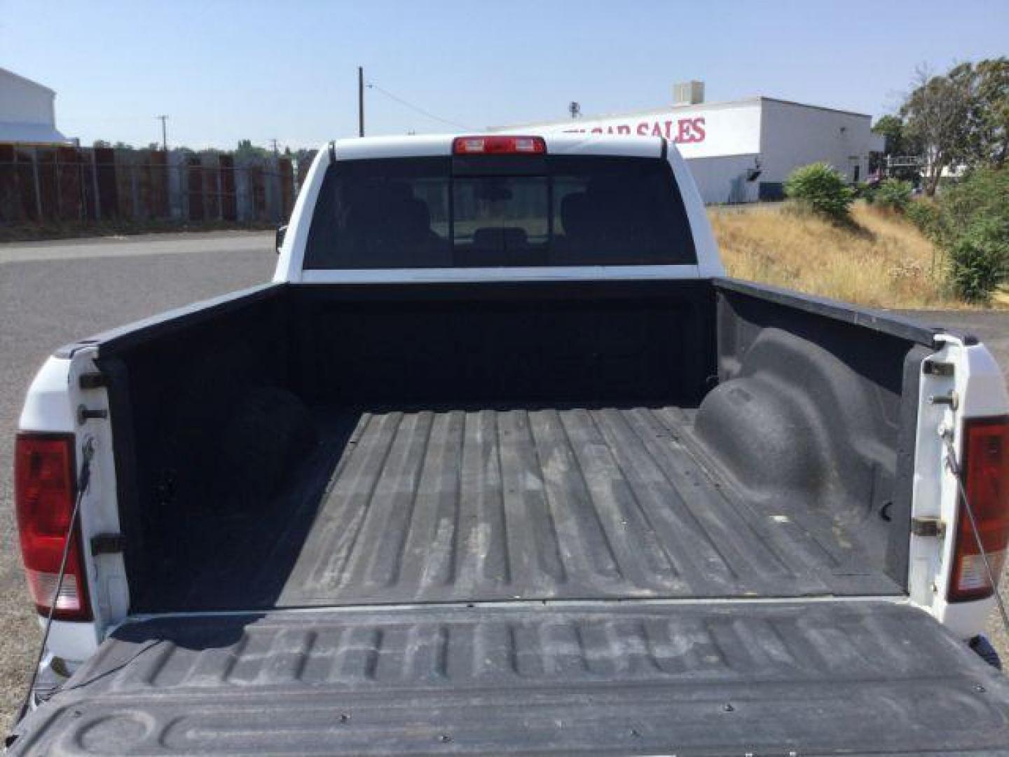 2013 Bright White Clearcoat /Diesel Gray/Black RAM 2500 SLT Crew Cab SWB 4WD (3C6UR5DL2DG) with an 6.7L L6 OHV 24V TURBO DIESEL engine, 6-Speed Automatic transmission, located at 1801 Main Street, Lewiston, 83501, (208) 743-9371, 46.417065, -117.004799 - Photo#8