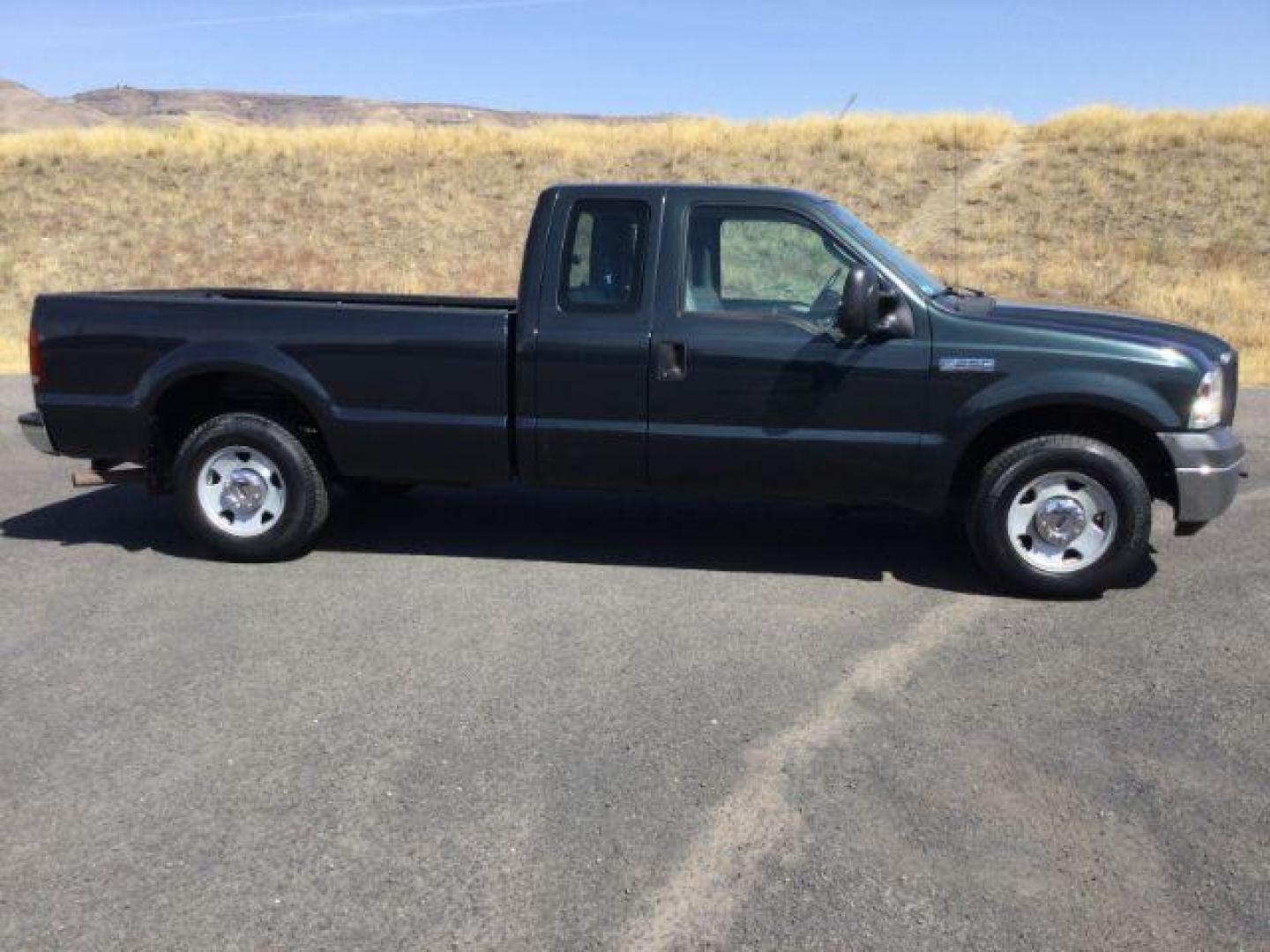 2006 Dark Stone Metallic /Medium Flint Vinyl Interior Ford F-250 SD XL SuperCab Long Bed 2WD (1FTSX20566E) with an 5.4L V8 SOHC 16V engine, 6-Speed Manual transmission, located at 1801 Main Street, Lewiston, 83501, (208) 743-9371, 46.417065, -117.004799 - Photo#9