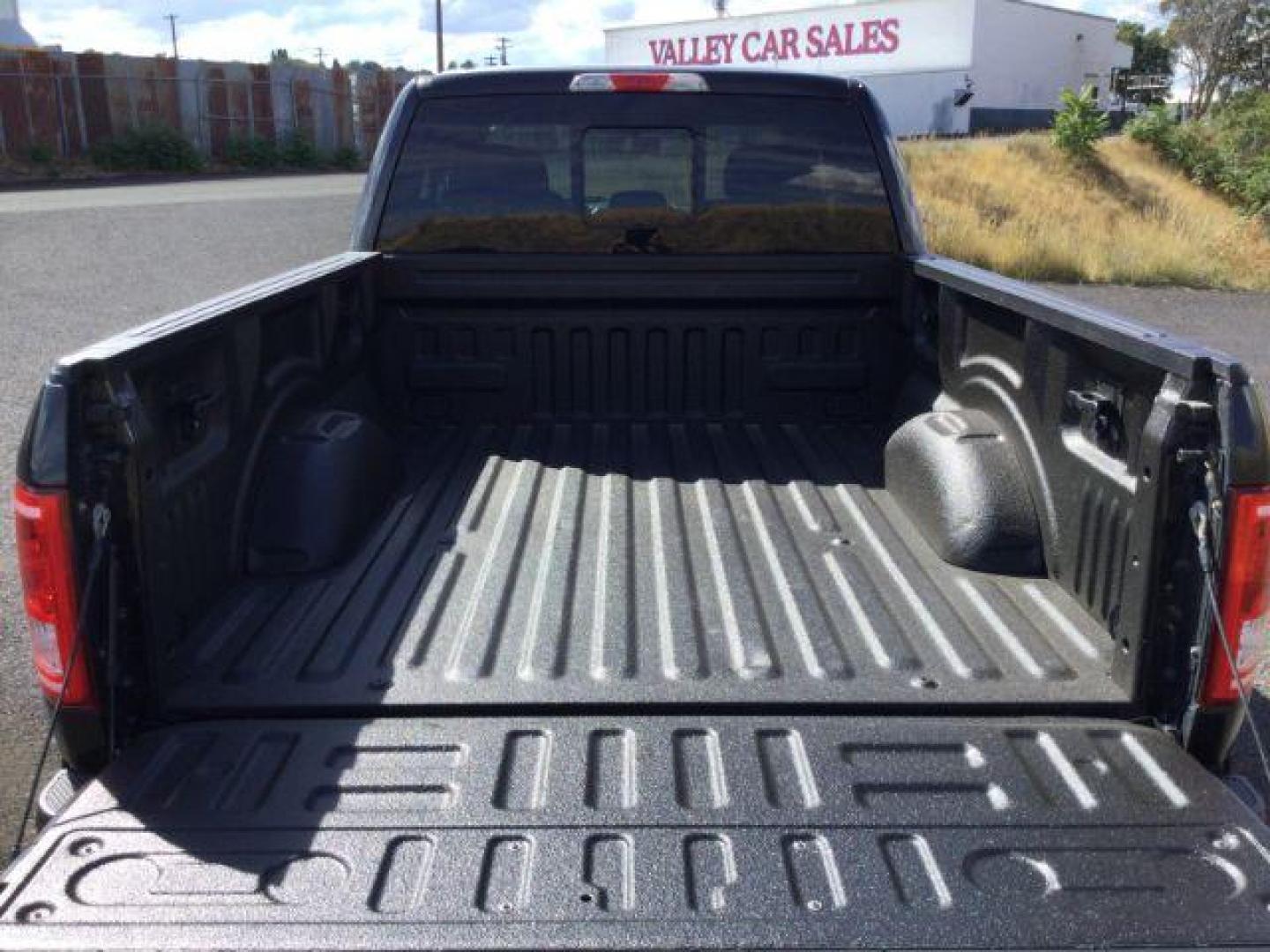 2015 Tuxedo Black Metallic /Dark charcoal cloth Ford F-150 XLT SuperCab 6.5-ft. Bed 4WD (1FTEX1EP9FF) with an 2.7L V6 DOHC 24V engine, 6-Speed Automatic transmission, located at 1801 Main Street, Lewiston, 83501, (208) 743-9371, 46.417065, -117.004799 - Photo#12