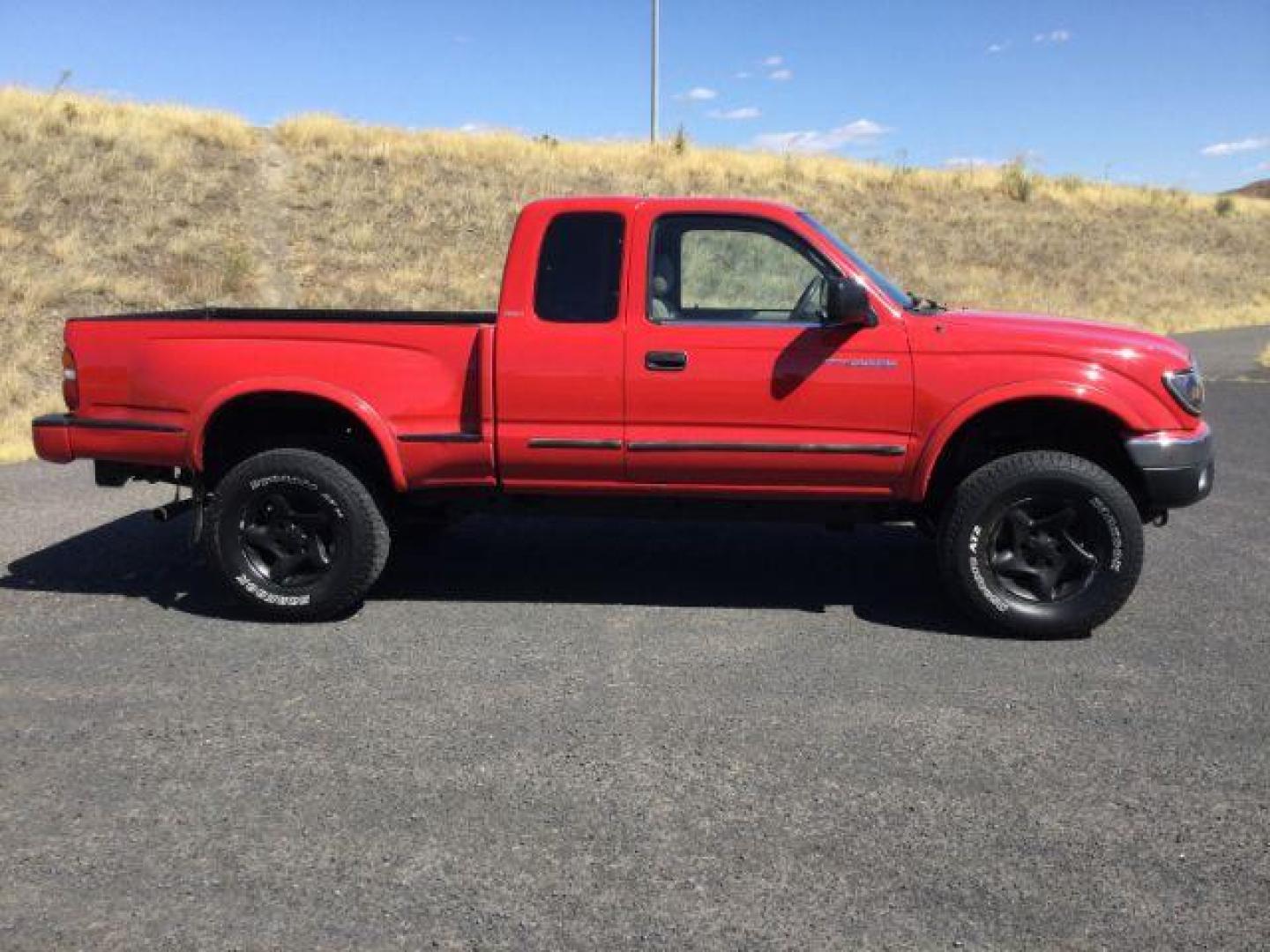 2001 Impulse Red /Oak Cloth Toyota Tacoma Xtracab V6 4WD (5TEWN72N11Z) with an 3.4L V6 DOHC 24V engine, 5-Speed Manual transmission, located at 1801 Main Street, Lewiston, 83501, (208) 743-9371, 46.417065, -117.004799 - Photo#11